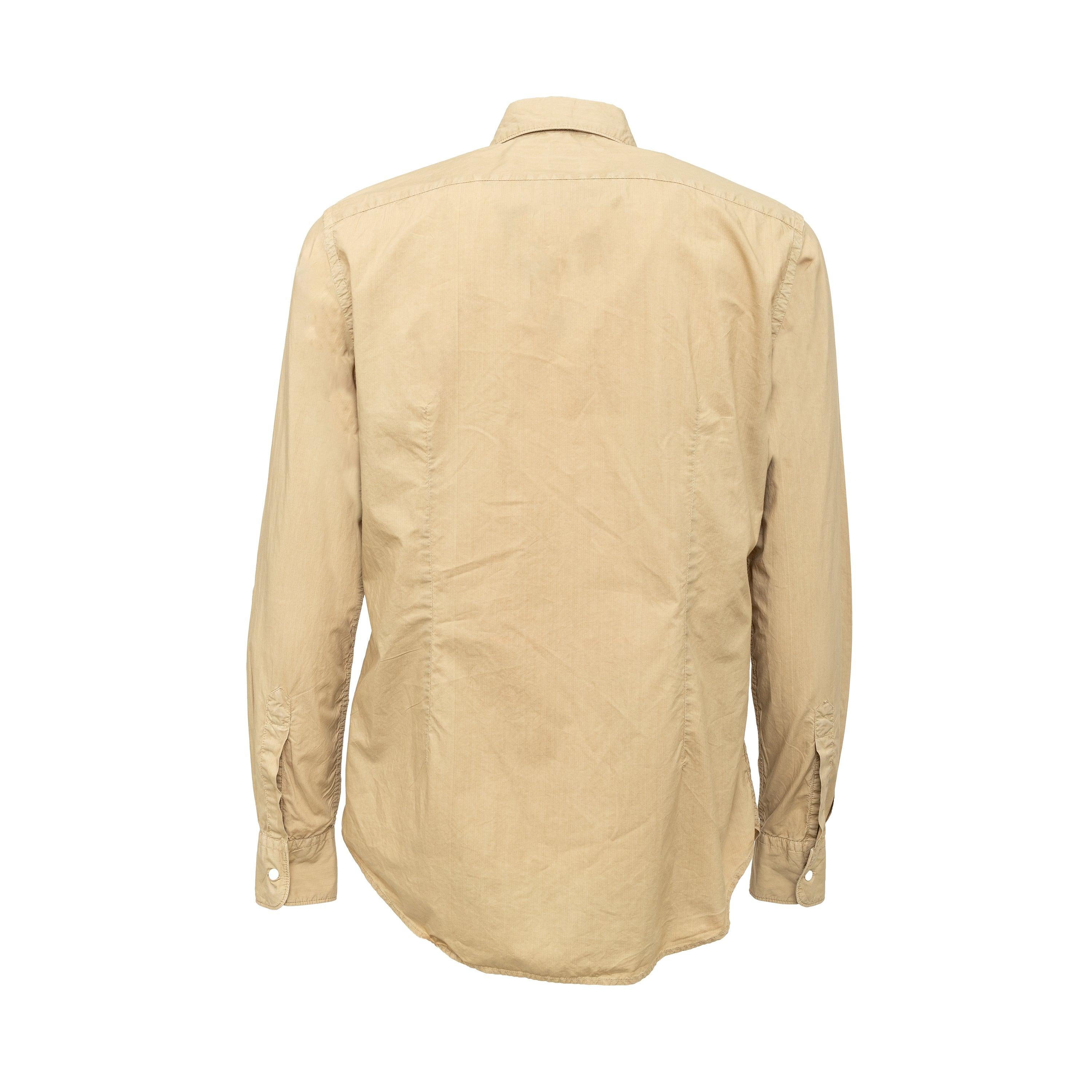 This Aspesi shirt is a wardrobe essential for summer. Crafted from 100% cotton, this light khaki button down shirt features a collar and cuff for a polished look. A versatile piece that pairs well with any outfit for any occasion.
Remarks: There are