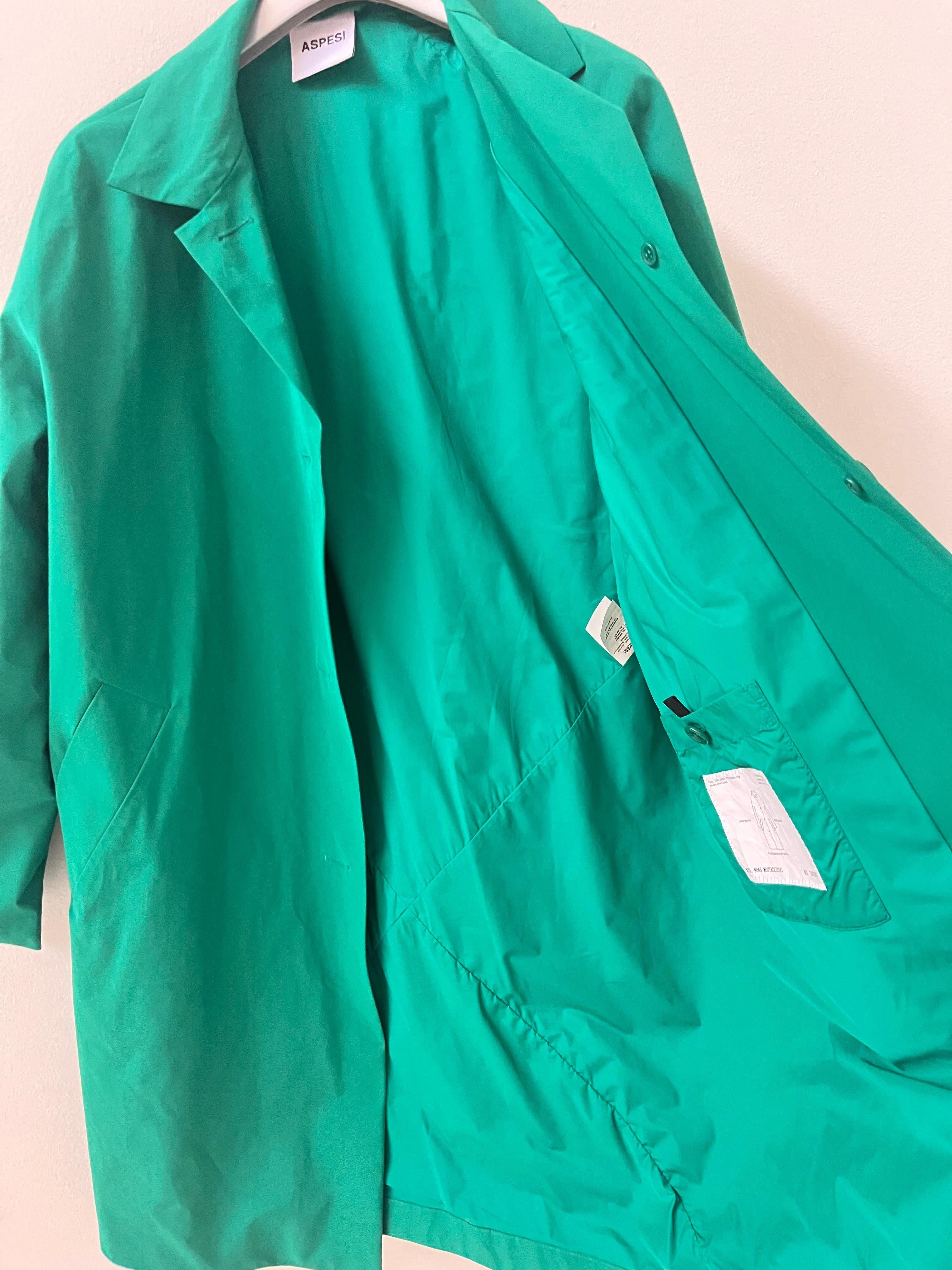 Aspesi “Mostacciolo” Emerald Green Technical Coat – Minimalist Italian Icon in vendita 1