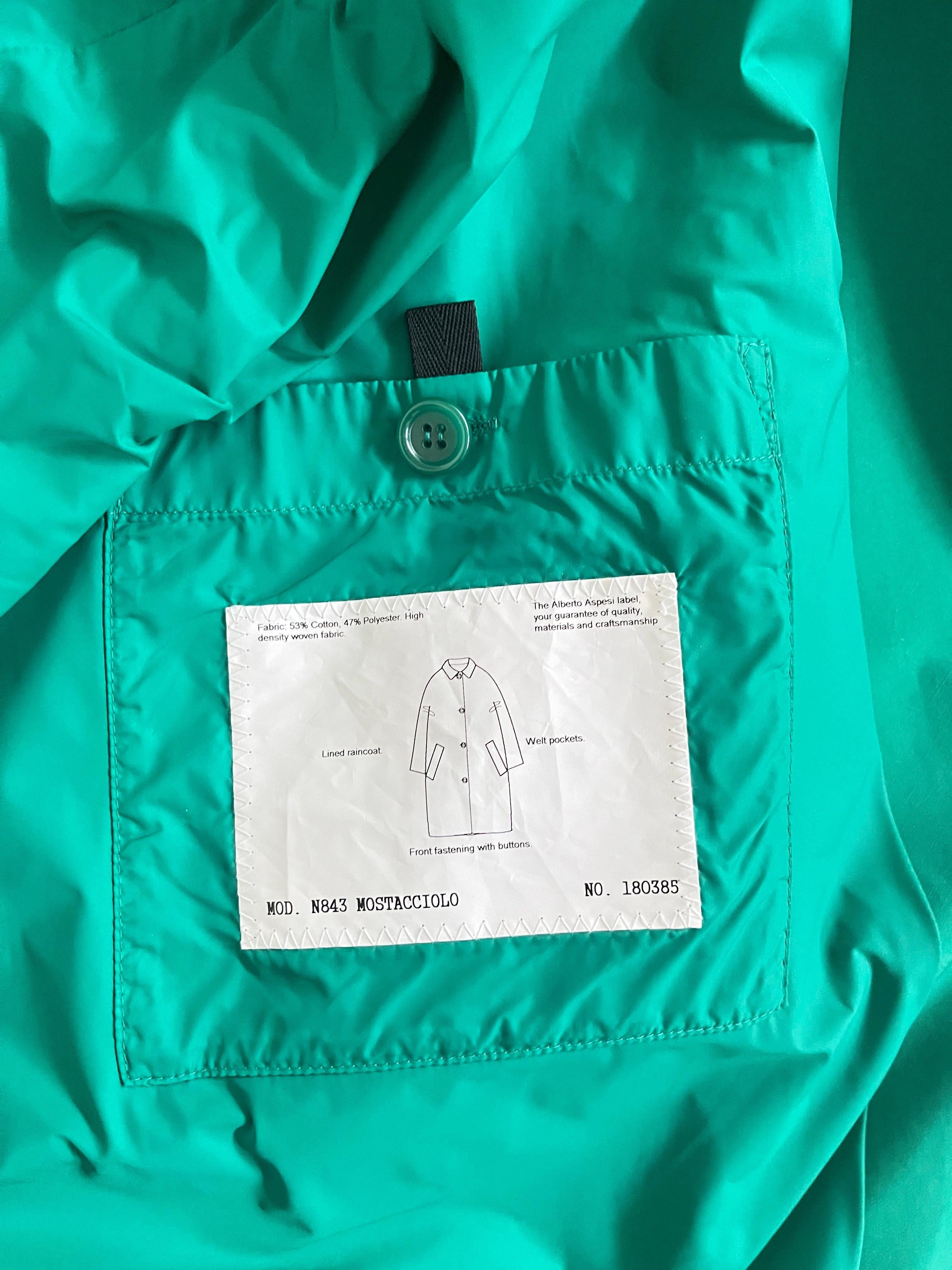Aspesi “Mostacciolo” Emerald Green Technical Coat – Minimalist Italian Icon in vendita 2