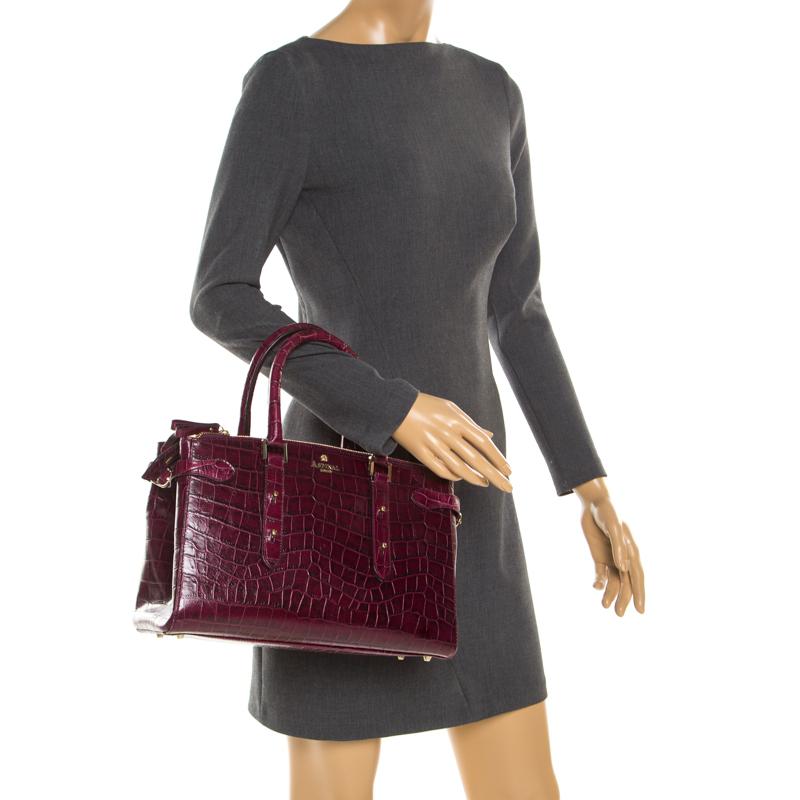 Finely crafted from croc-embossed leather, and shining with luxury is this beautiful tote by Aspinal of London. It comes with canvas compartments to store your essentials and two handles. You truly deserve to have a well-made creation like this