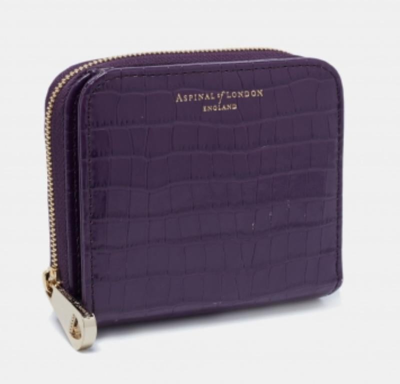 Noir Aspinal of London Portefeuille compact zippé en cuir violet gaufré au crocodile en vente