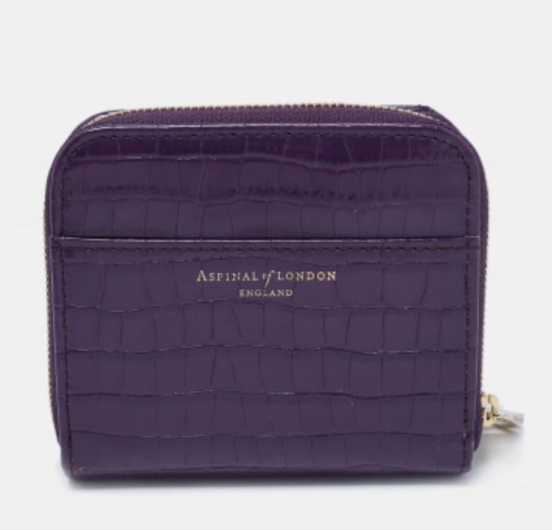 Aspinal of London Portefeuille compact zippé en cuir violet gaufré au crocodile Bon état - En vente à Dubai, Al Qouz 2