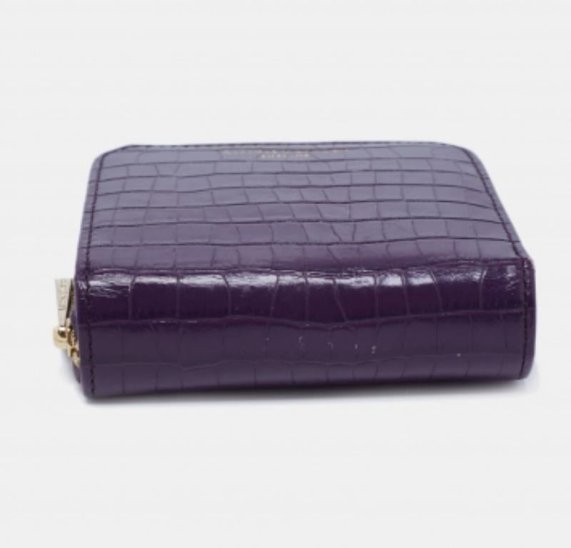 Aspinal of London Portefeuille compact zippé en cuir violet gaufré au crocodile Pour femmes en vente