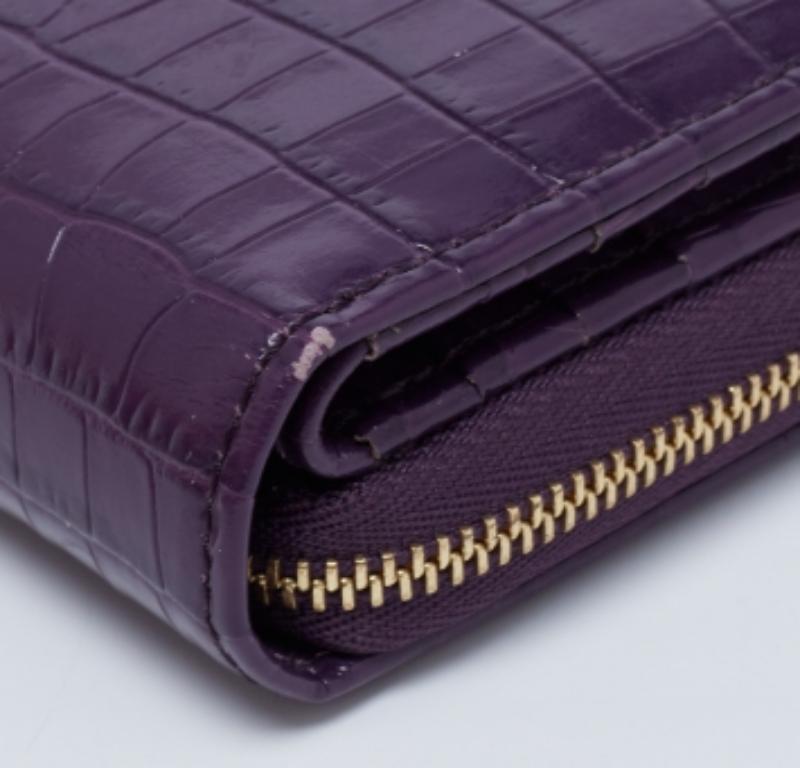 Aspinal of London Portefeuille compact zippé en cuir violet gaufré au crocodile en vente 1