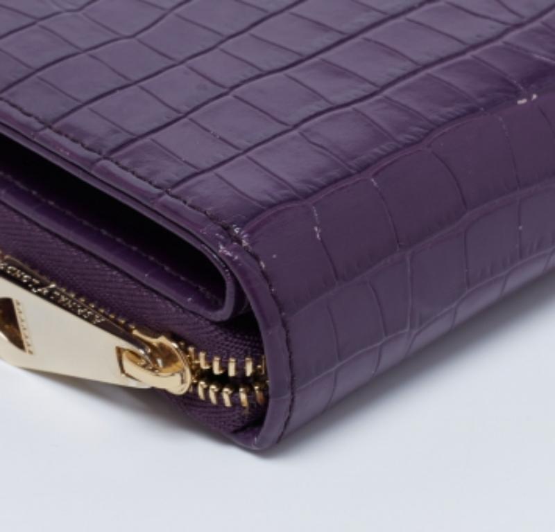 Aspinal of London Portefeuille compact zippé en cuir violet gaufré au crocodile en vente 2