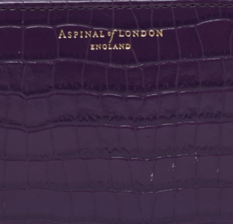 Aspinal of London Portefeuille compact zippé en cuir violet gaufré au crocodile en vente 3