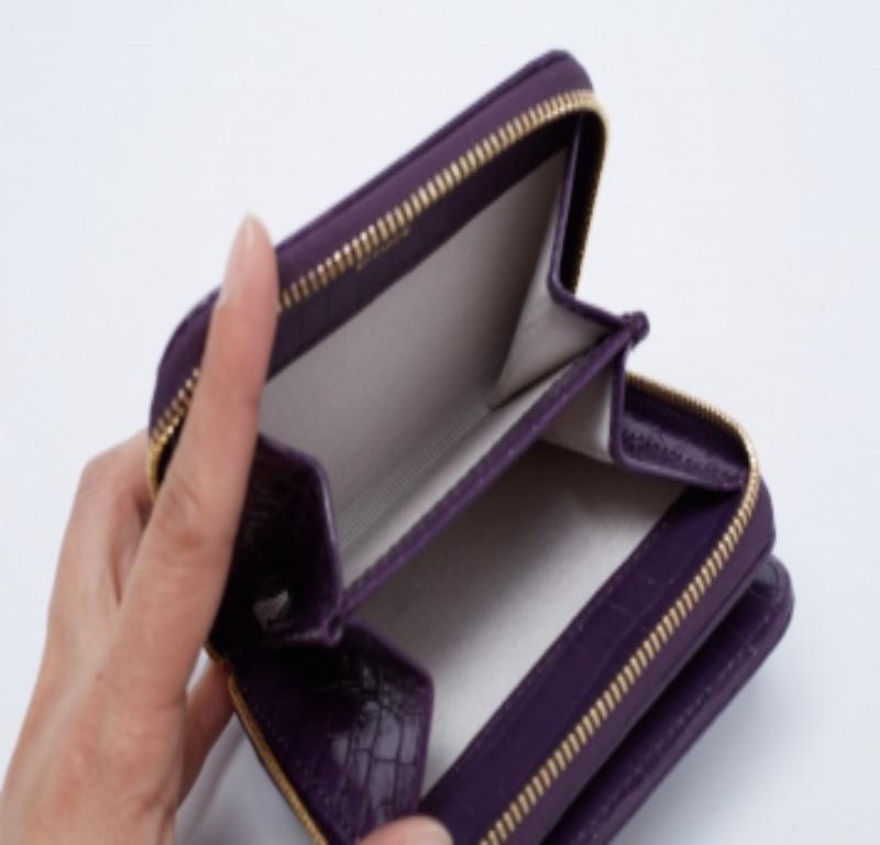 Aspinal of London Portefeuille compact zippé en cuir violet gaufré au crocodile en vente 4