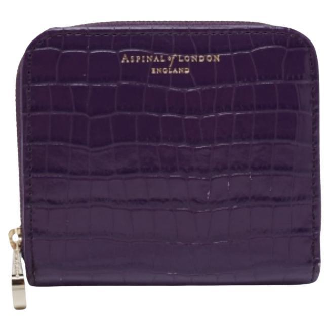 Aspinal of London Portefeuille compact zippé en cuir violet gaufré au crocodile en vente