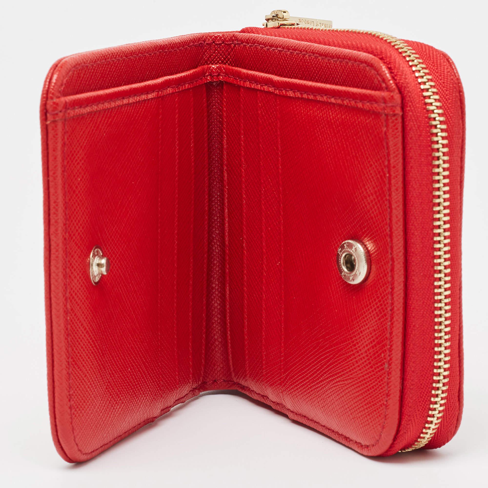This classy red wallet brings along a touch of luxury and immense style. It comes perfectly crafted to neatly carry your cards and cash.