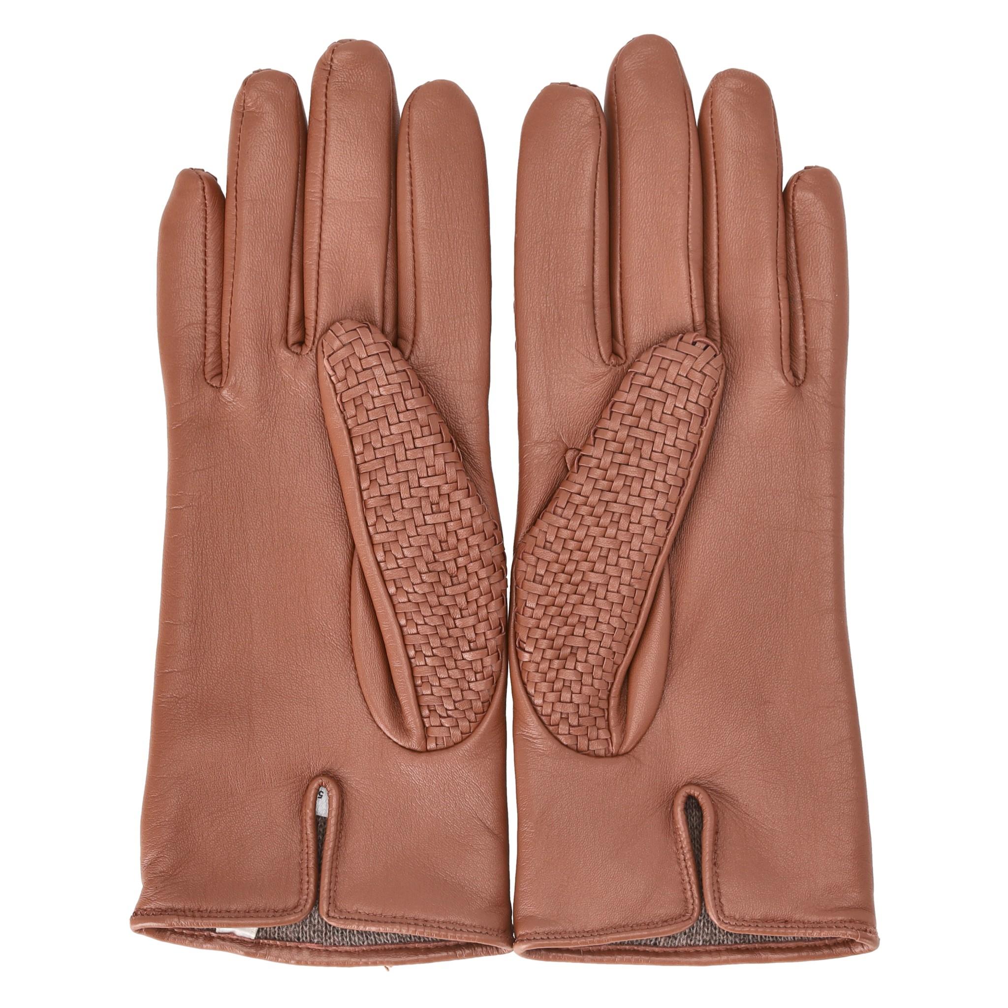 Aspinal Of London Woven Leather Gloves

Brown gloves hand cut and sewn from soft, supple Nappa leather.

Featuring cashmere and wool blend lining. Rrp £225

Size – S

Condition – Excellent

Composition – Leather, Cashmere, Wool

Comes with – Gloves