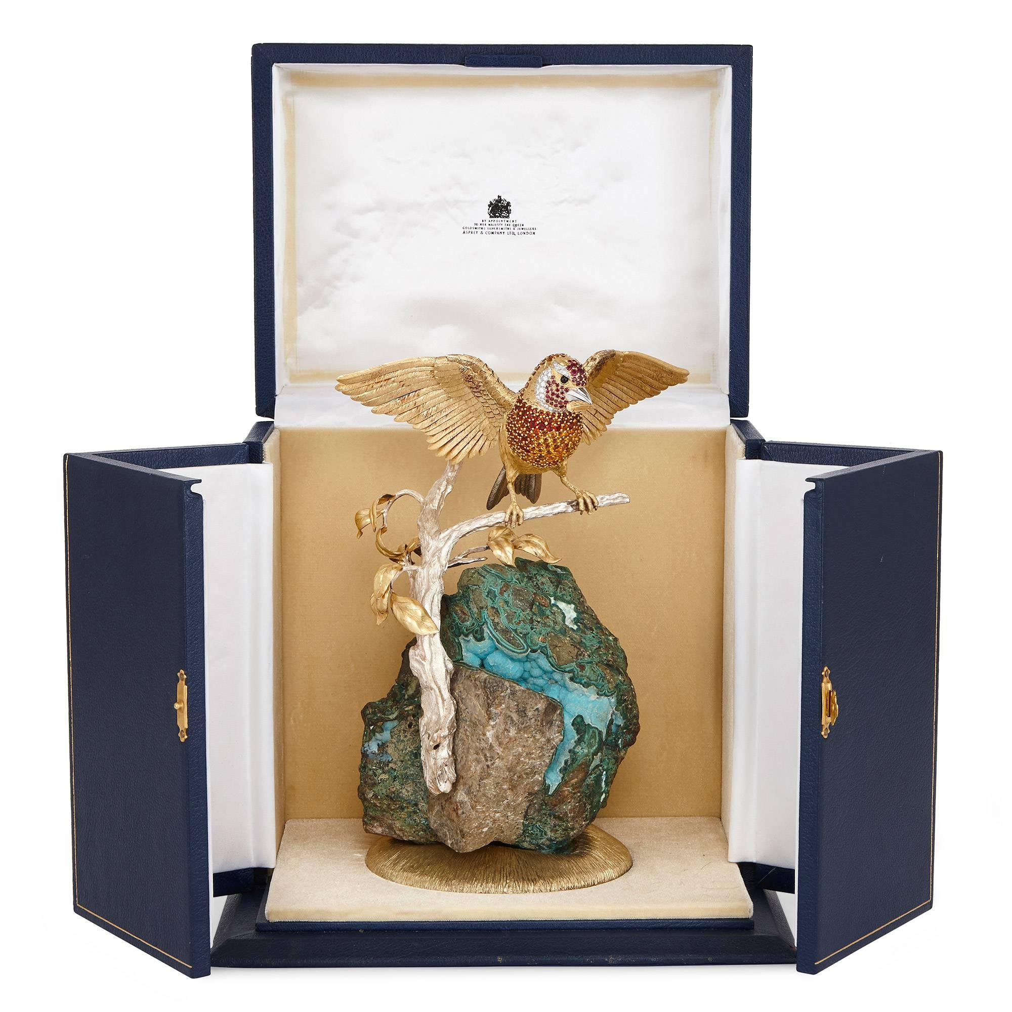 Ce modèle d'oiseau, réalisé par la célèbre maison de joaillerie anglaise Asprey & Co, est un véritable chef-d'œuvre de design moderne, qui n'utilise que les matériaux de luxe les plus raffinés : or bicolore 18 carats, diamants, rubis et autres