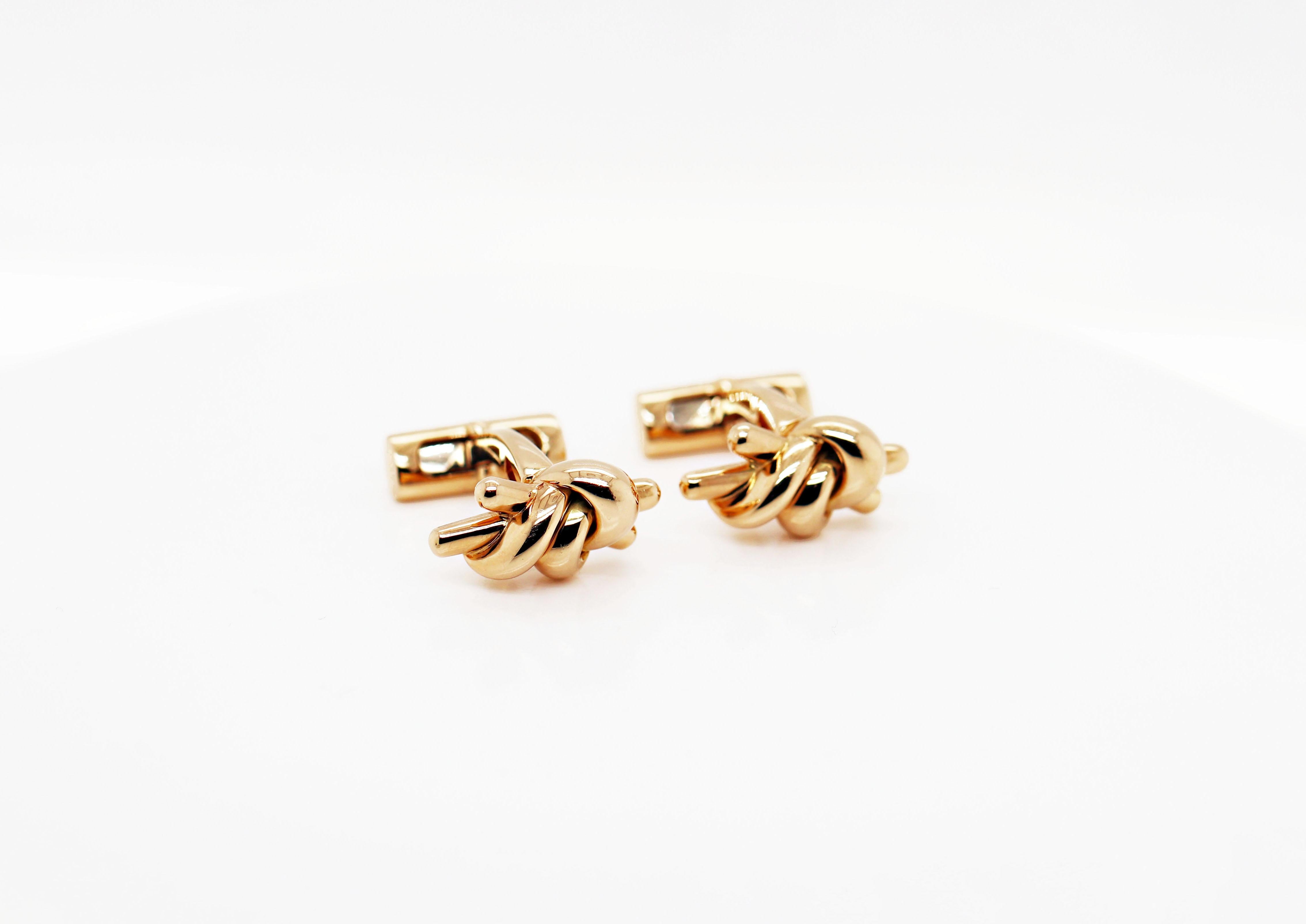A classic vintage pair of Asprey knot cufflinks made in 18 carat yellow gold with bullet backs. Stamped Asprey on each backing and marked 750, Made in Italy, Asprey.