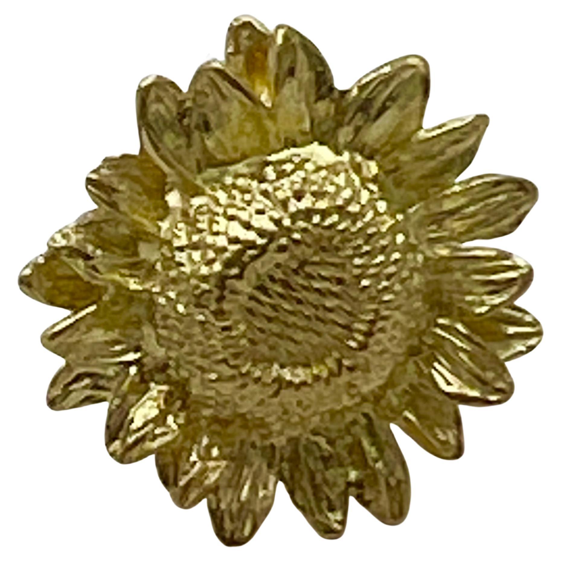 La petite version de l'emblématique boucle d'oreille 'Sunflower' d'Asprey en or jaune 18 carats. Ces magnifiques boucles d'oreilles au motif de tournesol présentent des feuilles rayonnant à partir d'un centre surélevé de graines.  Les extrémités des