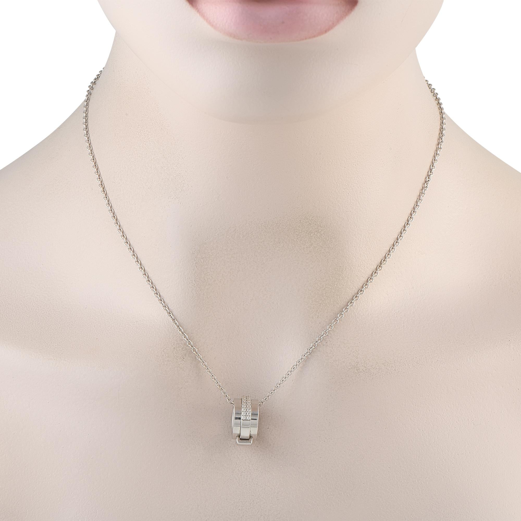 Questa collana di Asprey è ideale per chi ha un'estetica elegante e sobria. In questo pezzo, un ciondolo circolare di 0,50 tondi è ricco di dettagli sofisticati che includono inserti di diamanti per un peso totale di 0,25 carati. Ideale per essere