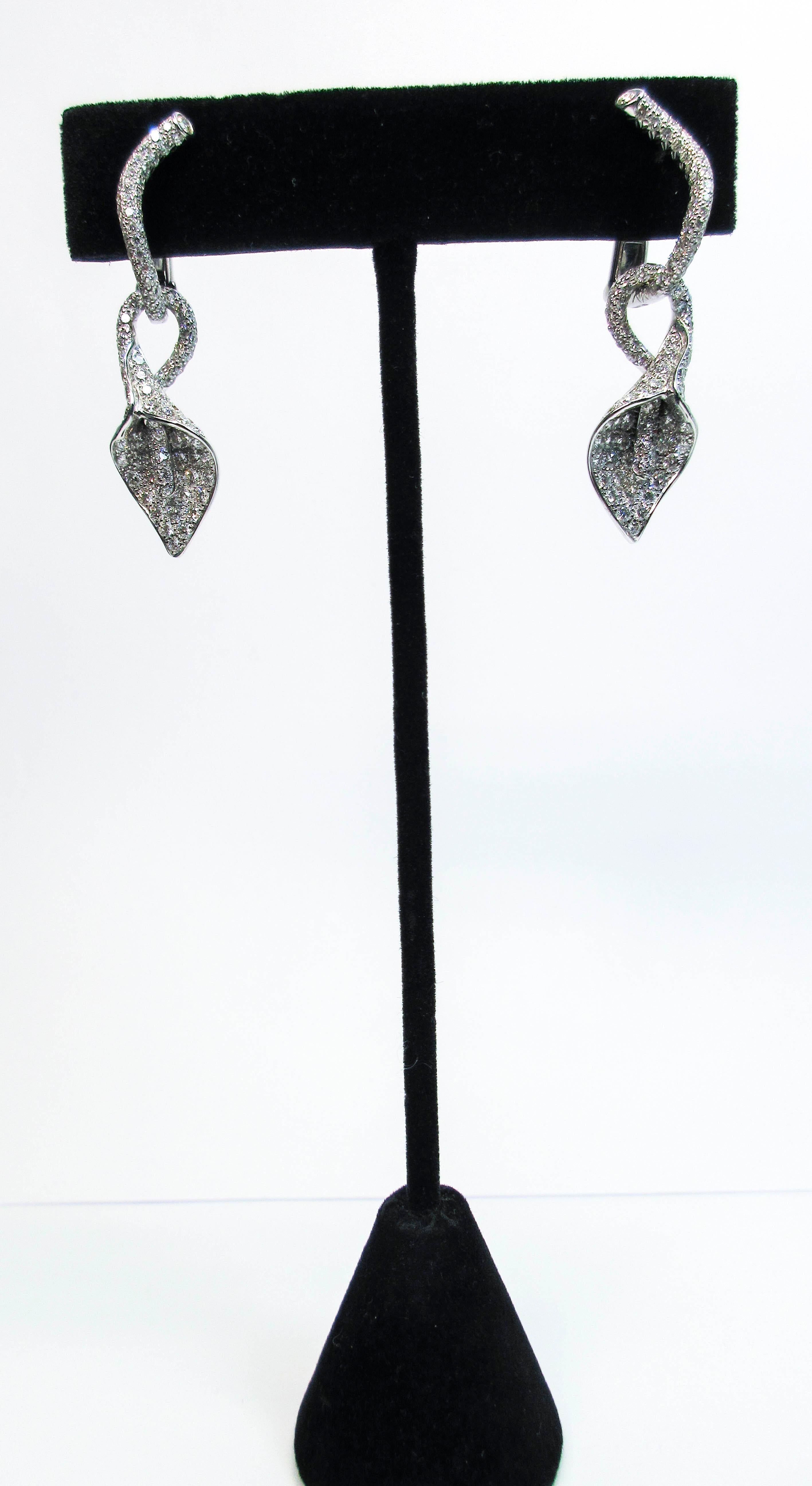 Asprey Boucles d'oreilles en goutte à fleurs en or blanc 18 carats et diamants en vente 8