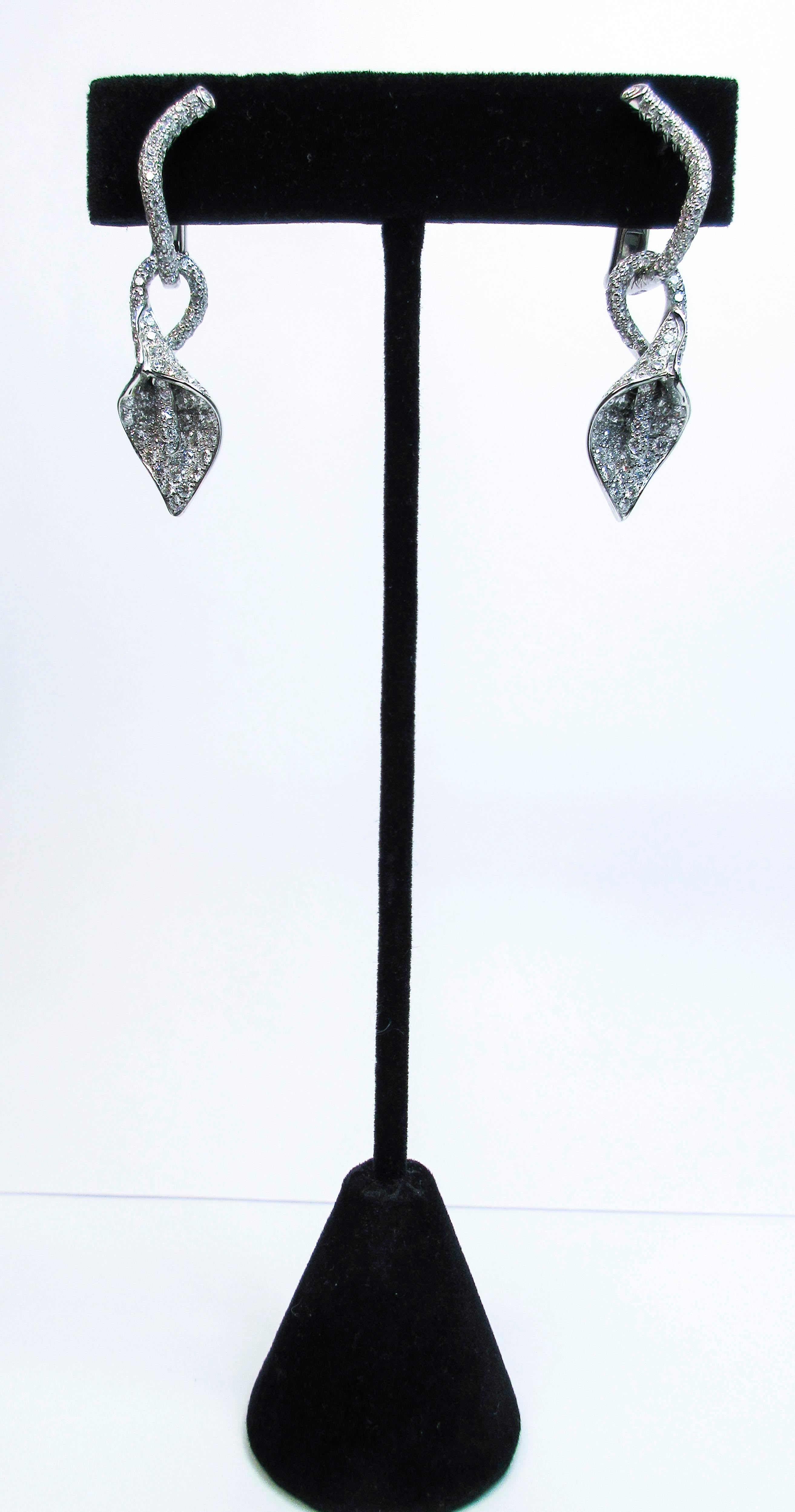 Cette magnifique paire de boucles d'oreilles design Asprey est composée d'un or blanc de 18kt. Comprend environ 3,30 cts de diamants pavés VS/E-F. La goutte florale est amovible. N'hésitez pas à nous poser toutes les questions que vous pourriez