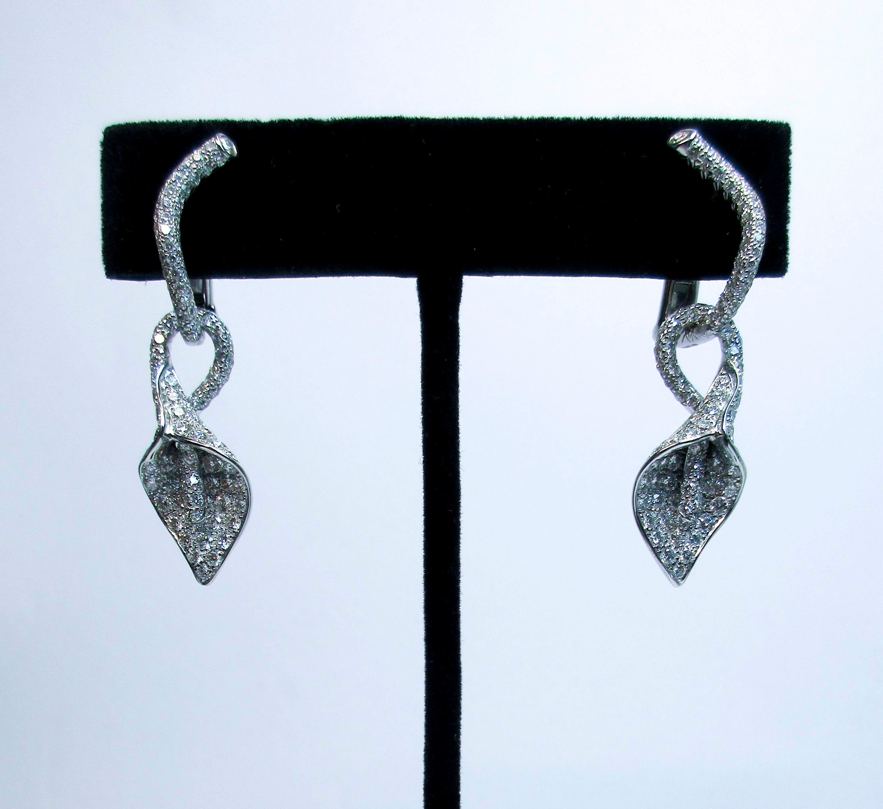 Taille brillant Asprey Boucles d'oreilles en goutte à fleurs en or blanc 18 carats et diamants en vente