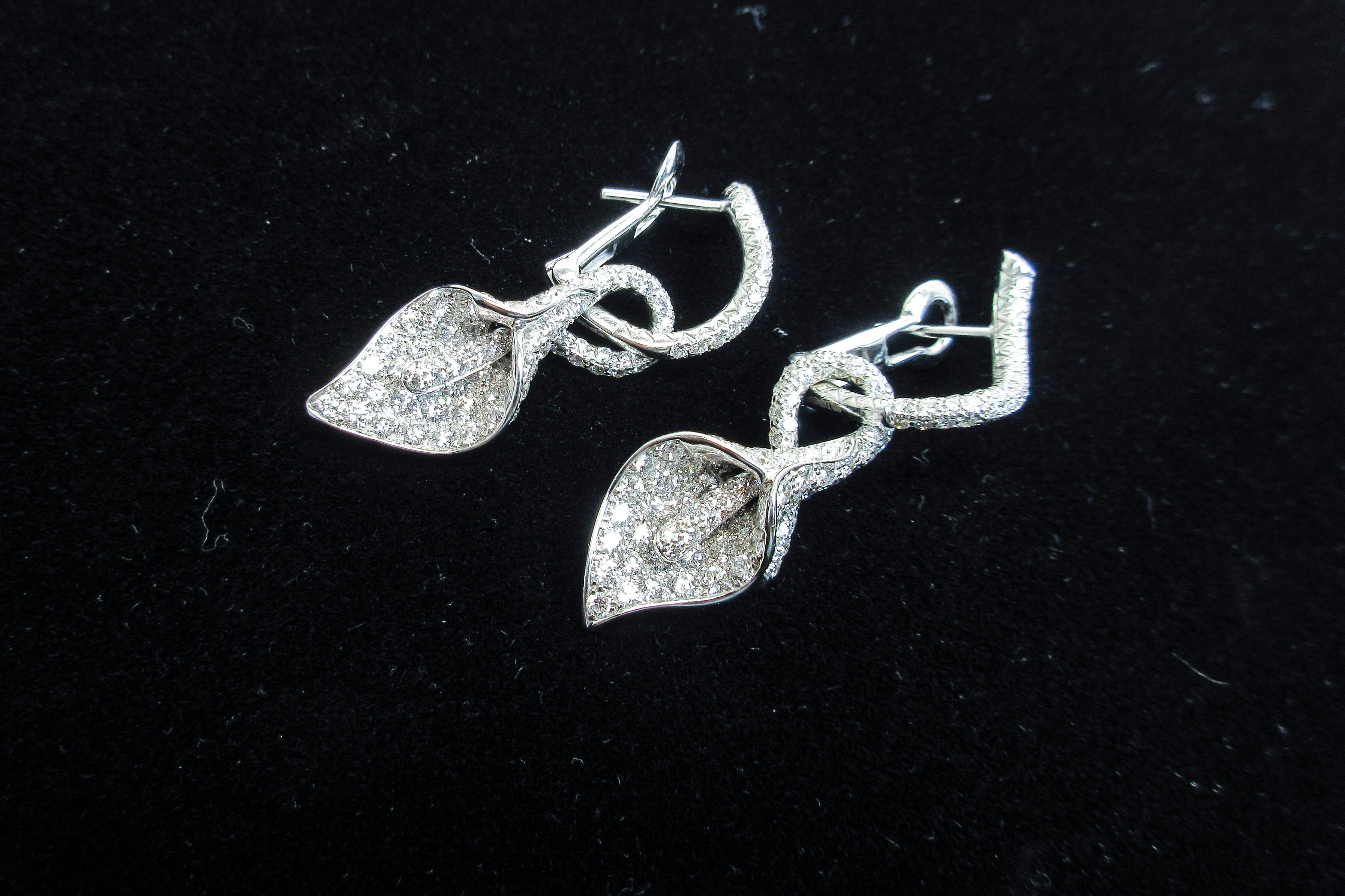 Asprey Boucles d'oreilles en goutte à fleurs en or blanc 18 carats et diamants Excellent état - En vente à Los Angeles, CA