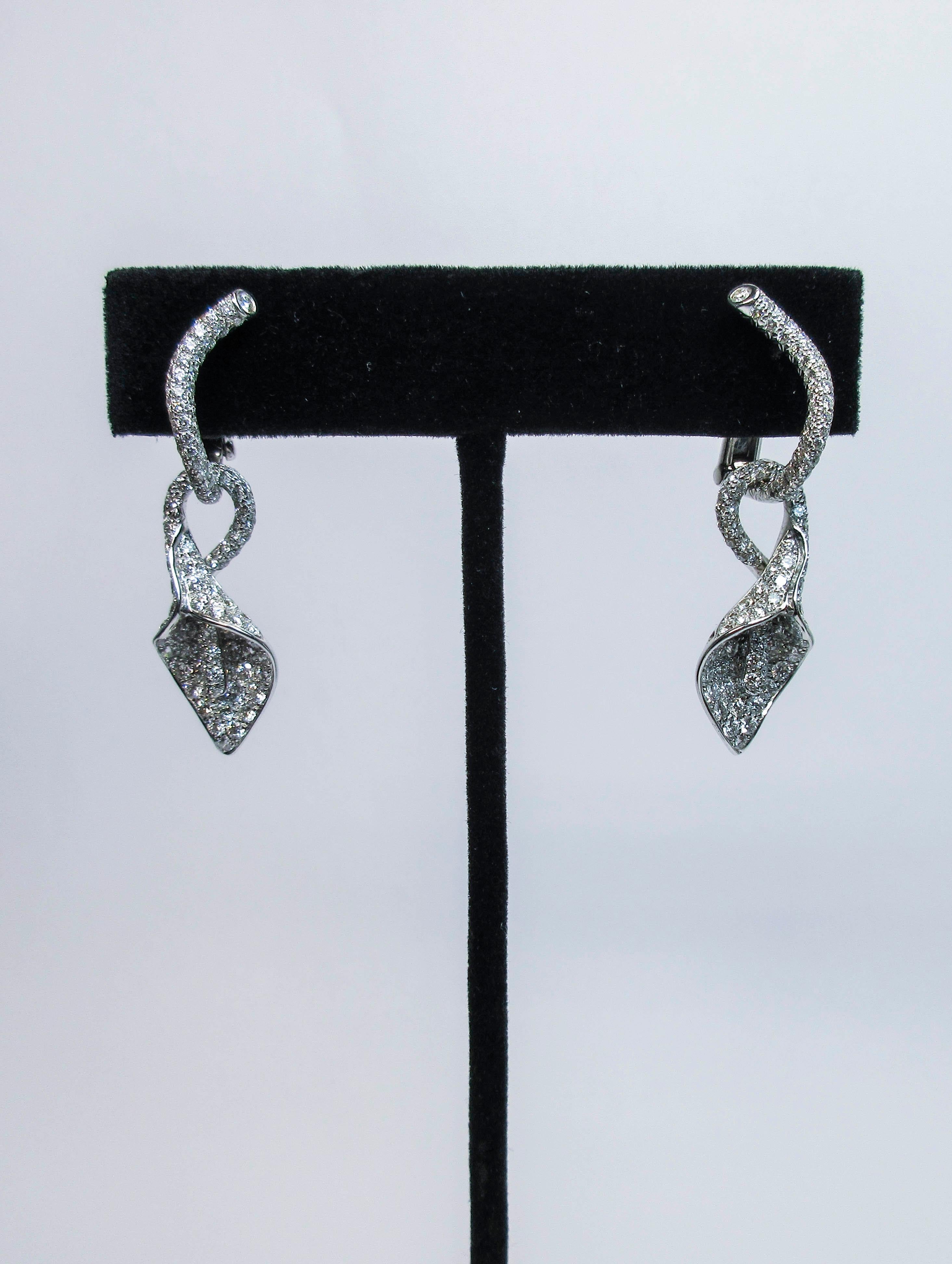 Asprey Boucles d'oreilles en goutte à fleurs en or blanc 18 carats et diamants Unisexe en vente