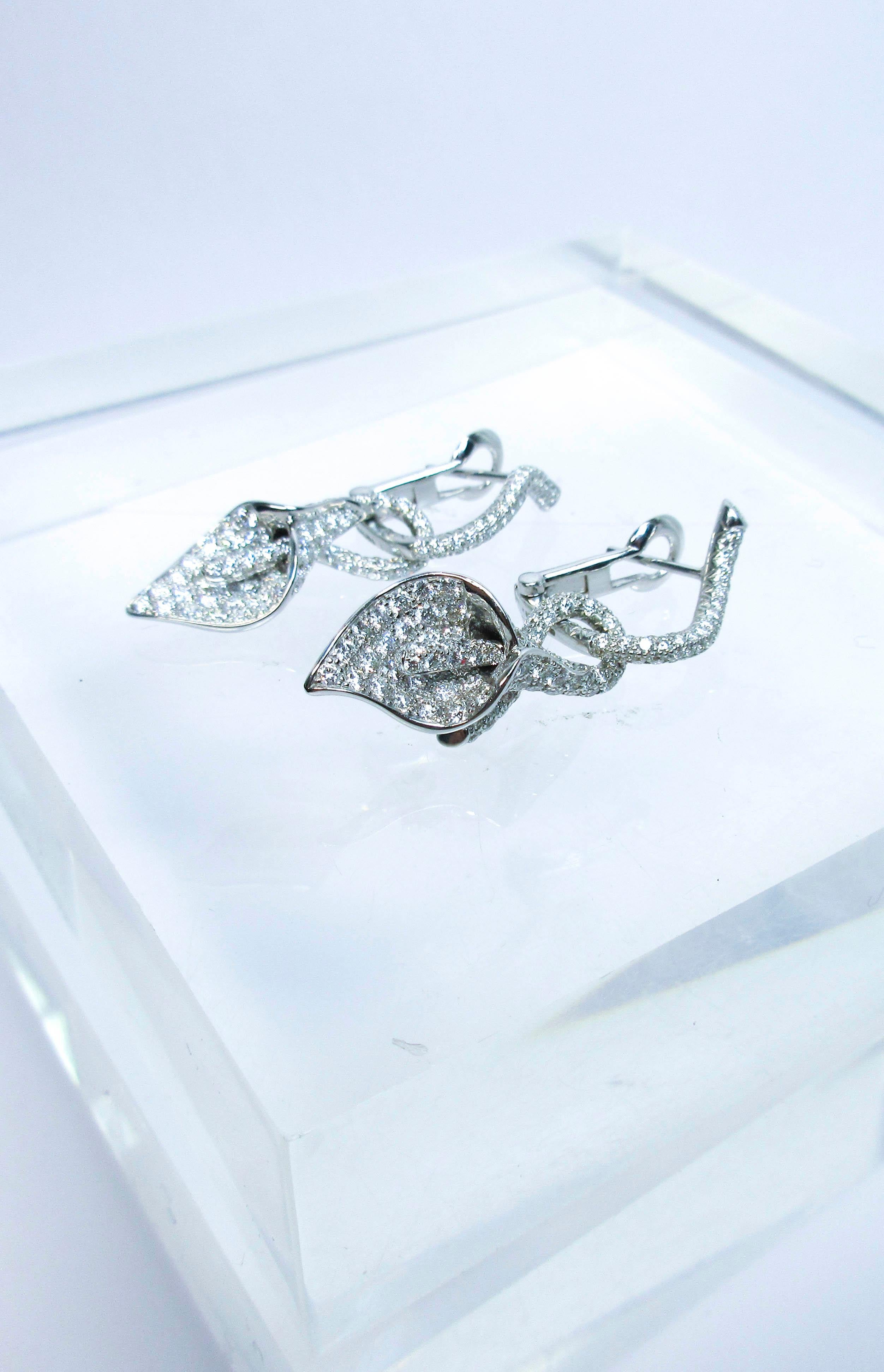 Asprey Boucles d'oreilles en goutte à fleurs en or blanc 18 carats et diamants en vente 1