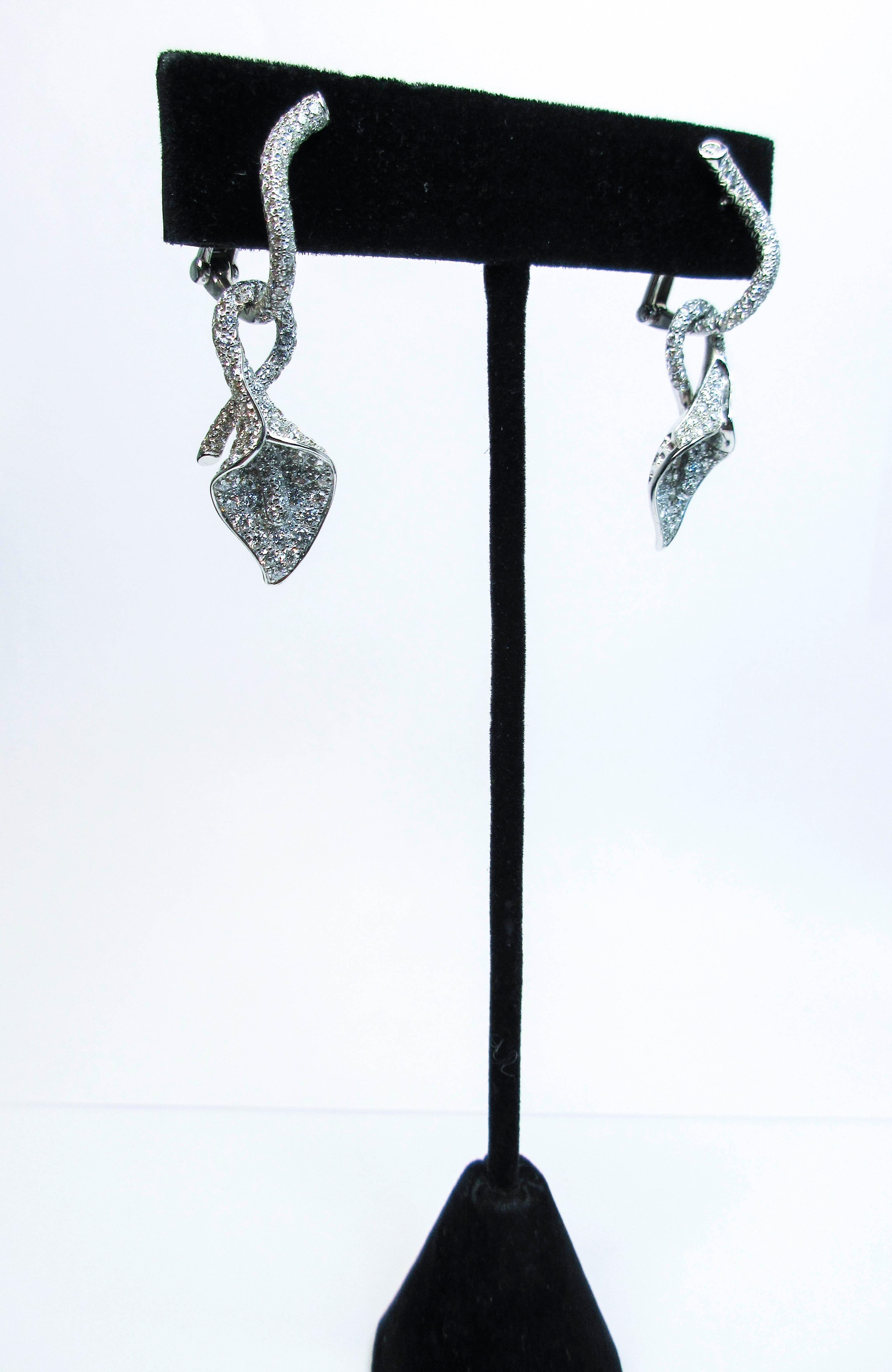 Asprey Boucles d'oreilles en goutte à fleurs en or blanc 18 carats et diamants en vente 3