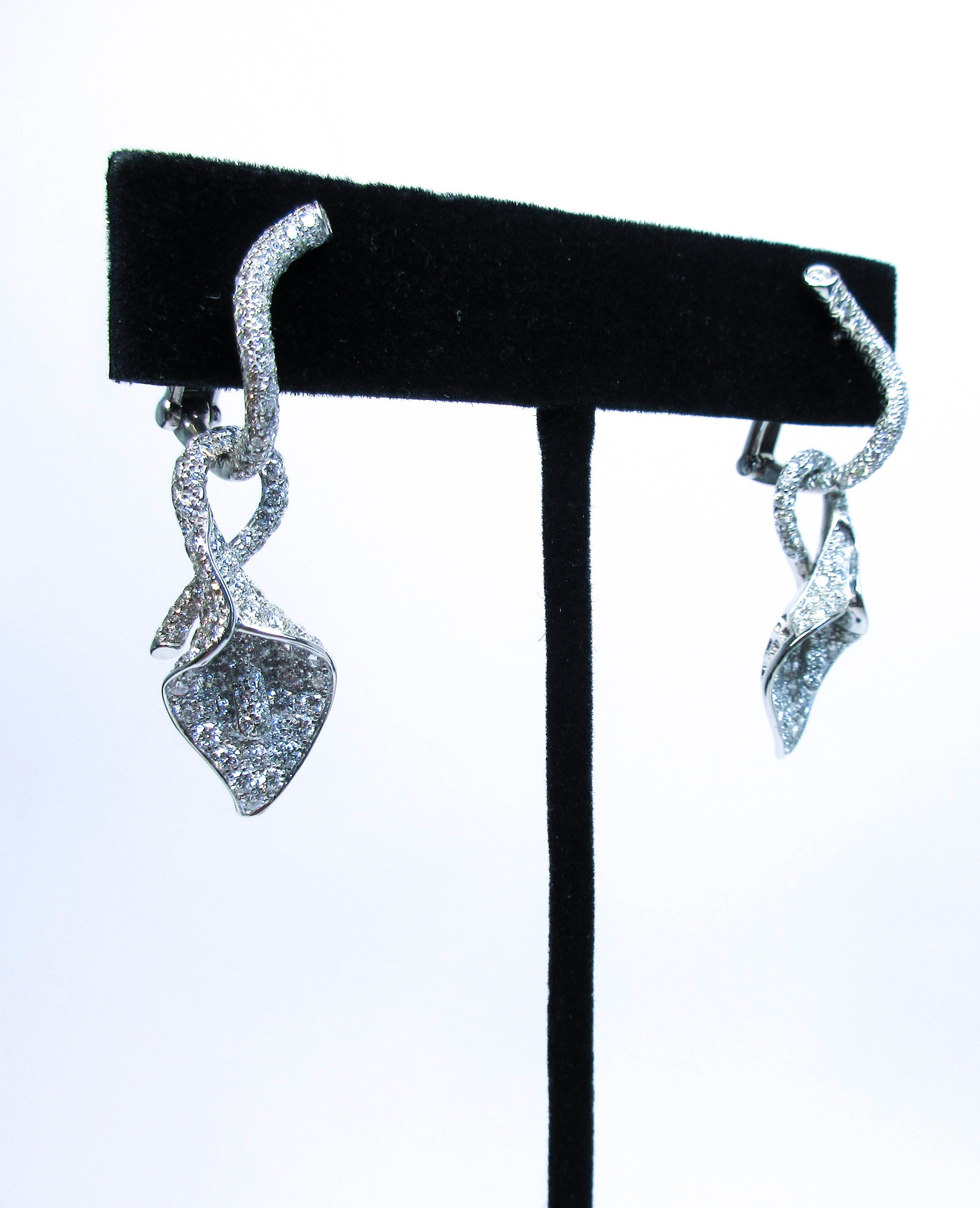 Asprey Boucles d'oreilles en goutte à fleurs en or blanc 18 carats et diamants en vente 4