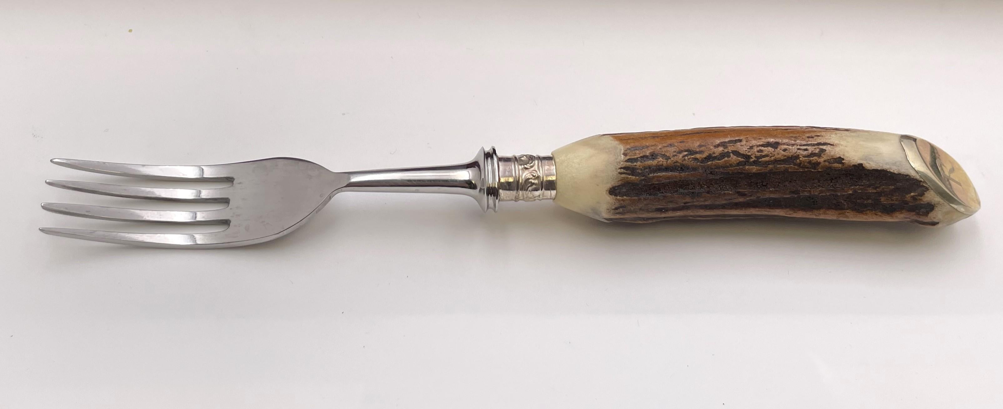 Set da bistecca e da intaglio in acciaio inossidabile con manico in corno di Asprey, composto da tre livelli:

- un set di 12 forchette della lunghezza di 8 1/4