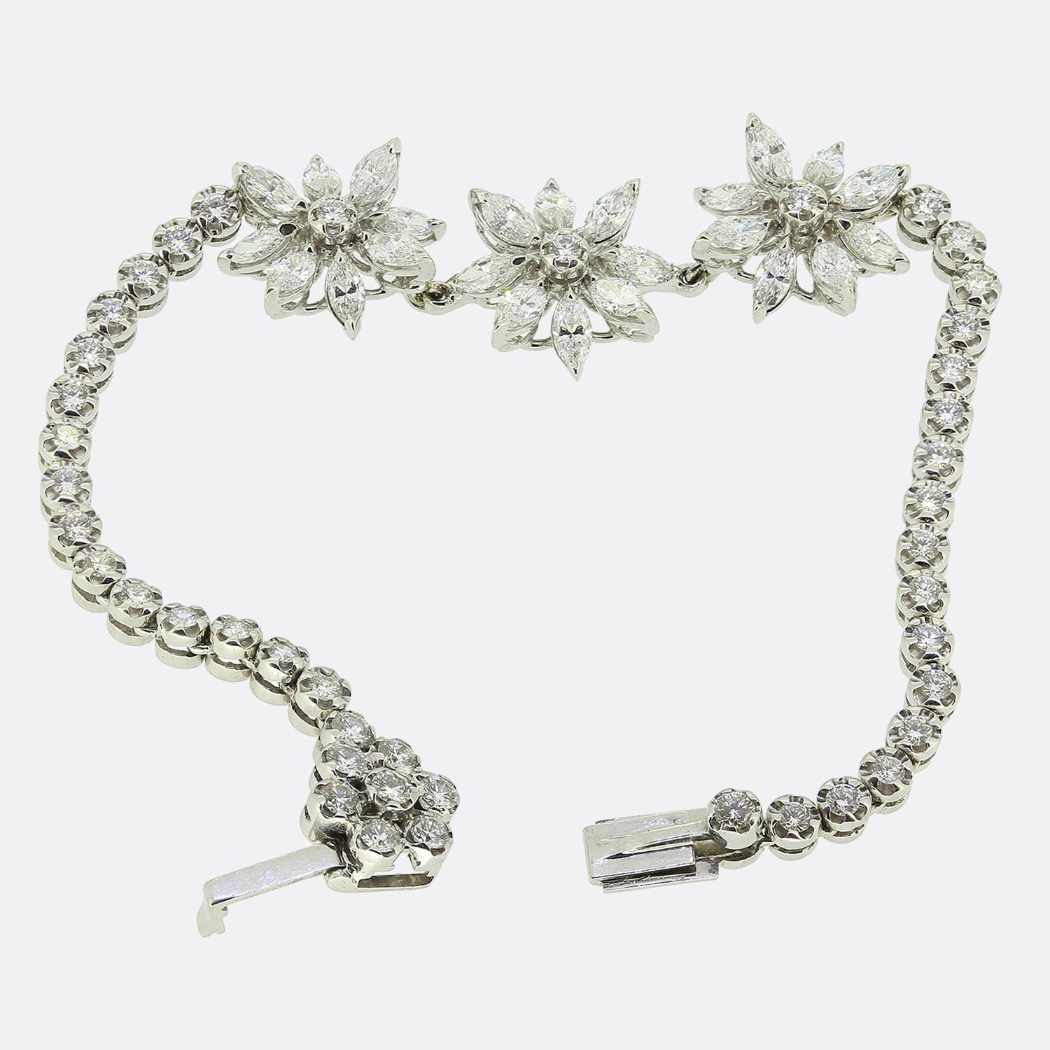 Ecco uno squisito braccialetto del designer di gioielli Asprey London. Realizzato in oro bianco 18 ct, questo pezzo presenta una serie di diamanti rotondi con taglio a brillante, ciascuno meticolosamente incastonato a formare una fascia continua e