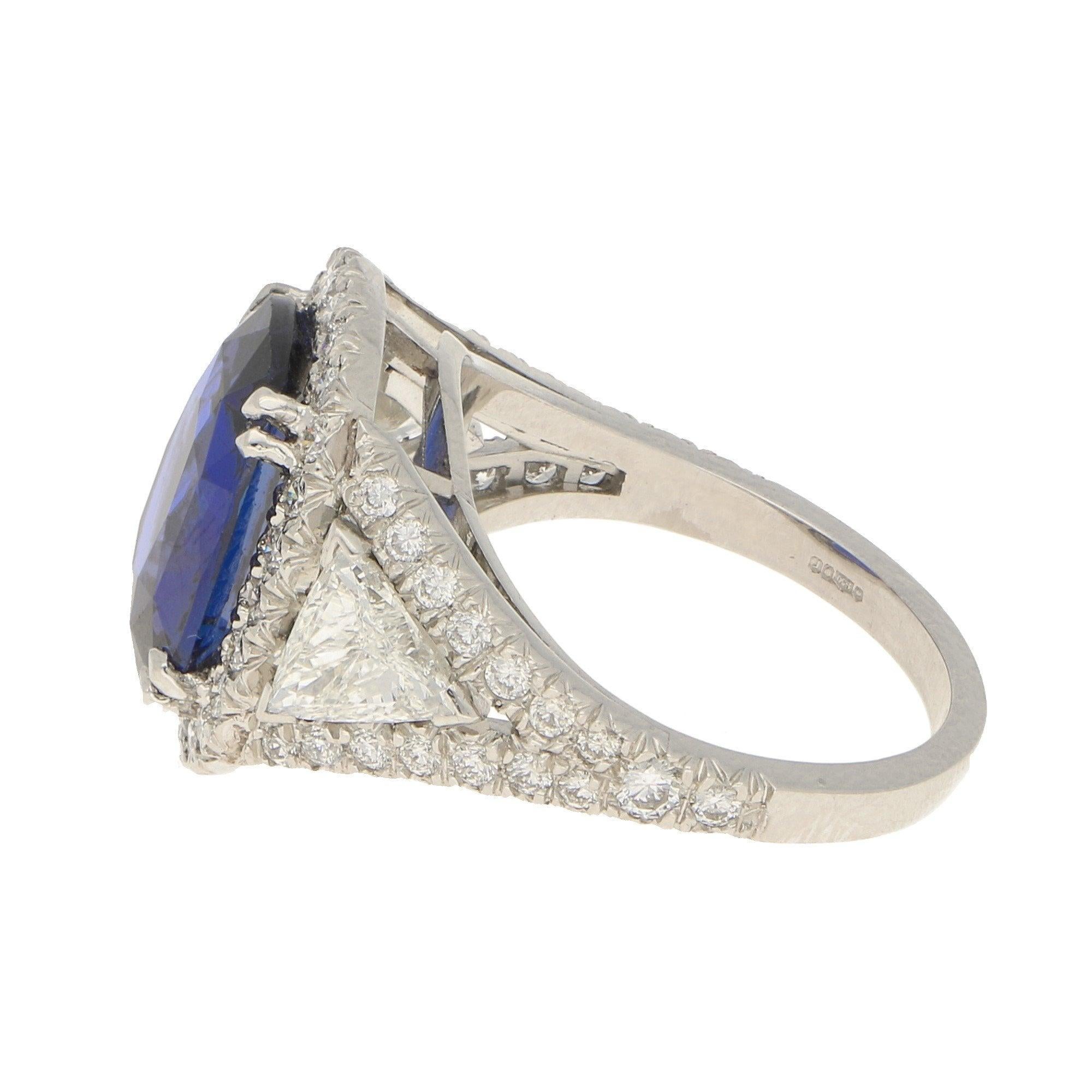 The sapphire is accompanied by a GRS certificate stating that it is a natural sapphire from Madagascar, 5.54 carats, vivid blue (royal blue), with no indications of thermal treatment. The trilliant-cut diamonds are approximately 1.50 carats in