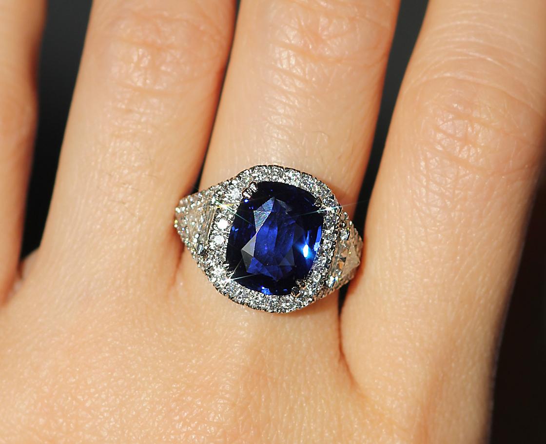 Certified Sapphire, Royal Blue Natural Unheated Sapphire, and Diamond Ring, set in an excellent quality hand-made mount in platinum with English/British hallmarked London 2016, Platinum 950, sponsor mark 