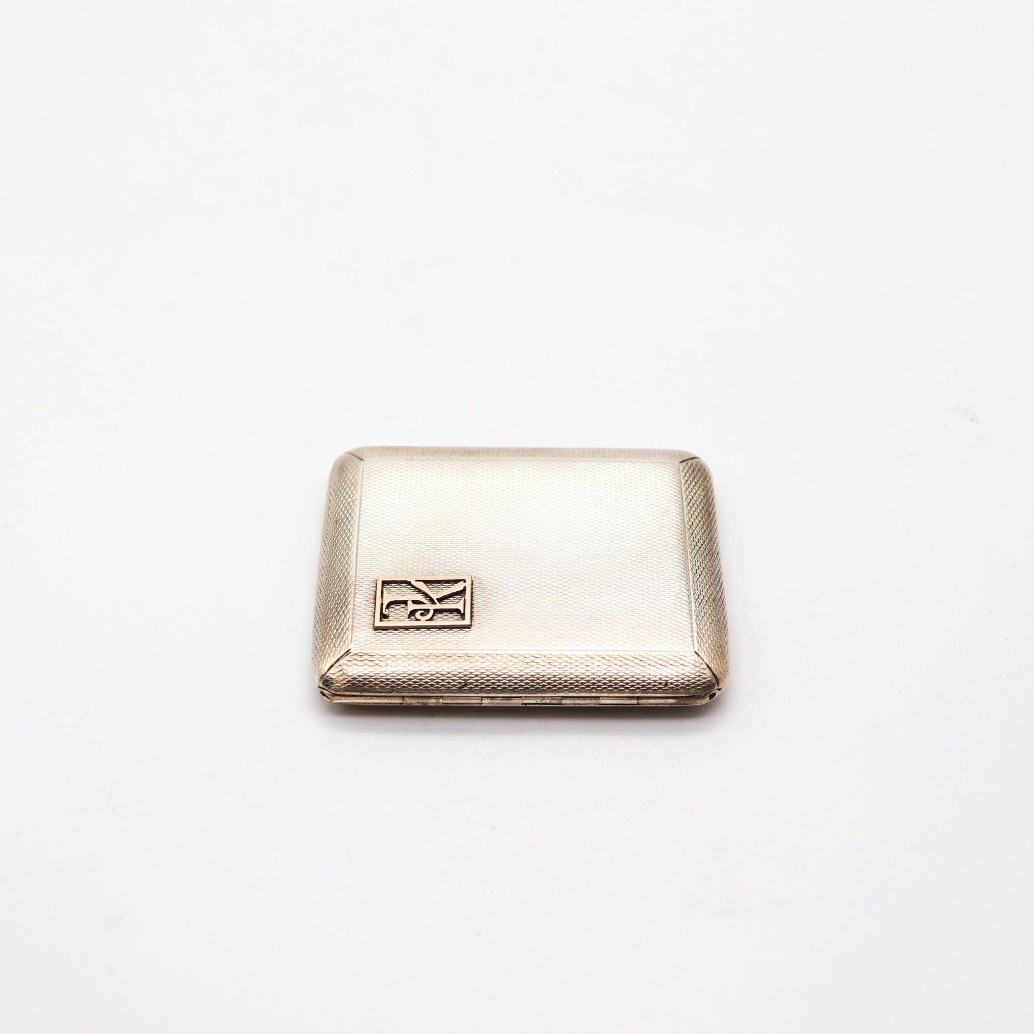 Scatola di fiammiferi vesta meccanica disegnata da Asprey & Company.

Si tratta di una rarissima e insolita scatola meccanica per fiammiferi, creata a Londra in Inghilterra da Asprey & Company Limited, nel 1925. La vestaglia tascabile è stata