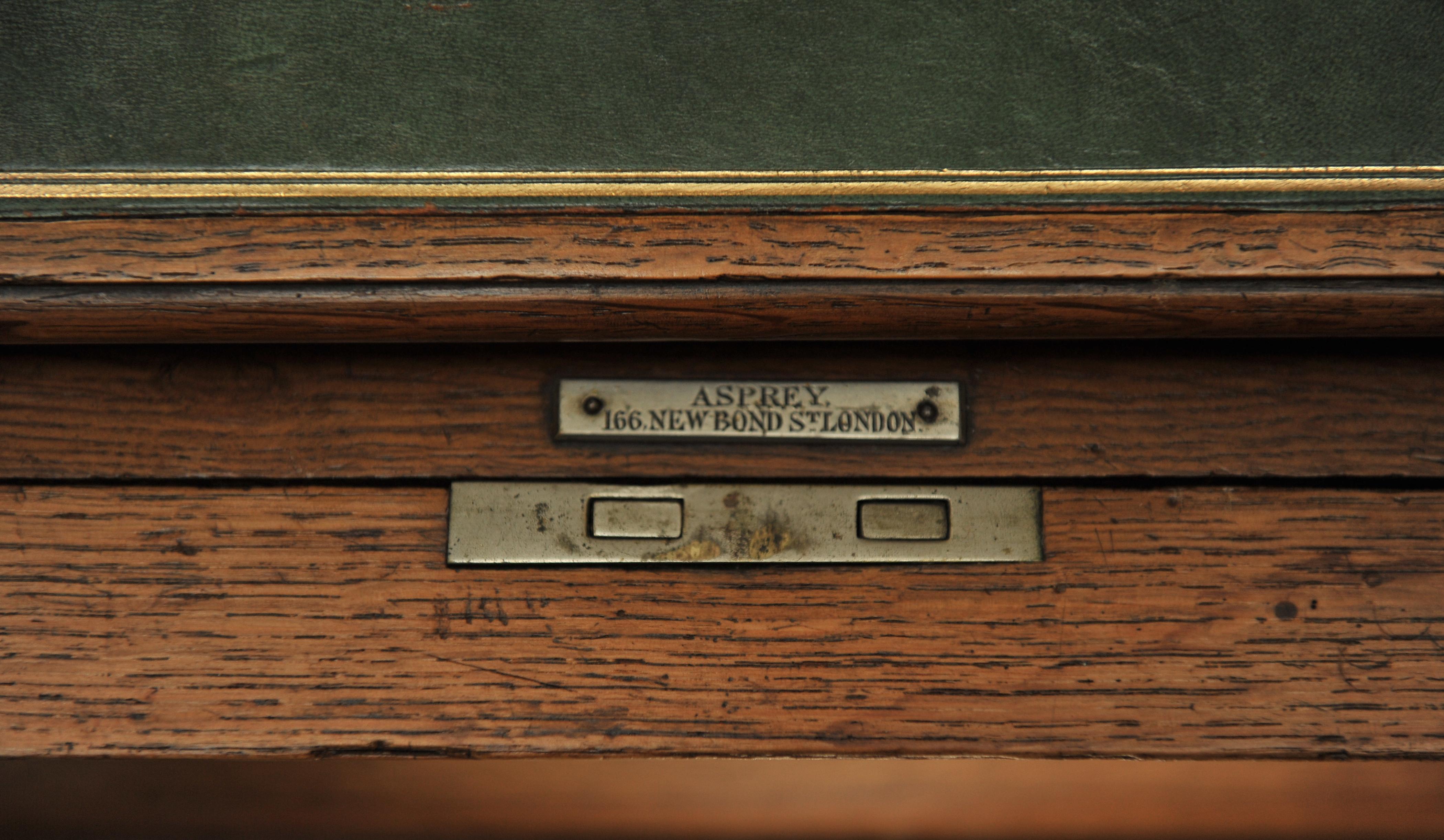 Édouardien Asprey & Co. Bureau Pop-Up de Londres en chêne et cuir vert course ouvragé des années 1920 en vente