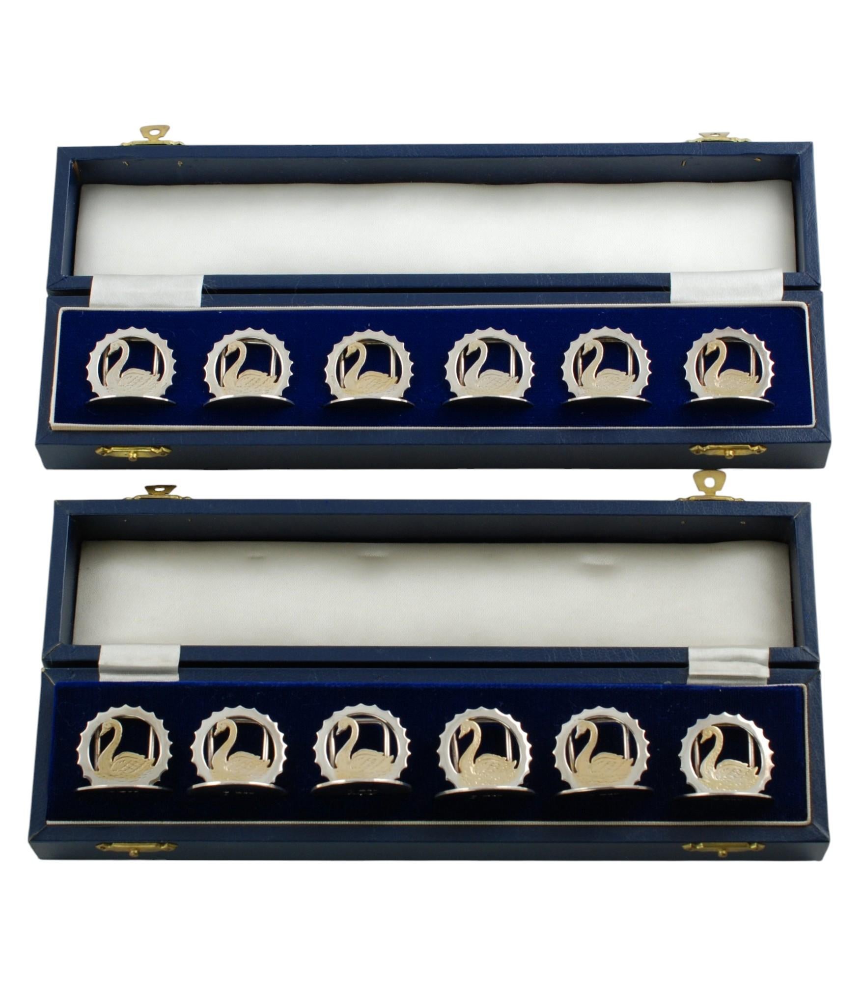 Cet élégant ensemble de 12 porte-cartes de table en argent sterling a été réalisé par Asprey of London. Les pièces ont des bases circulaires surmontées de supports de cartes de table de menu arqués et présentent des cygnes de profil qui ont été