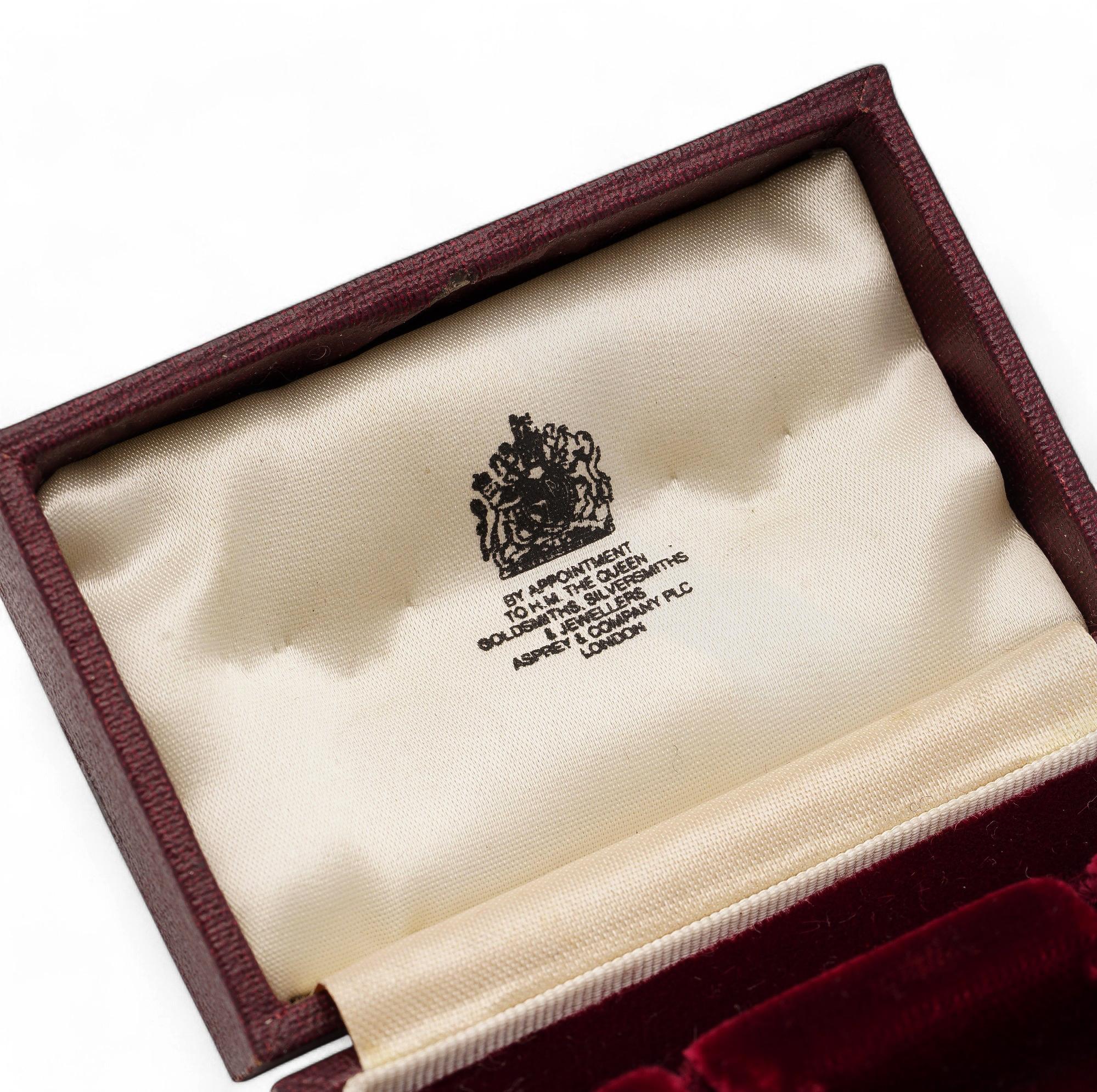 Eine rechteckige Manschettenknopfbox mit poliertem Äußeren und luxuriösem Innenfutter aus Samt und Satin. Das Brandzeichen weist auf königliche Vollmachten und Prestige hin.

Asprey liefert Prestige mit dieser Manschettenknopfschatulle, die mit