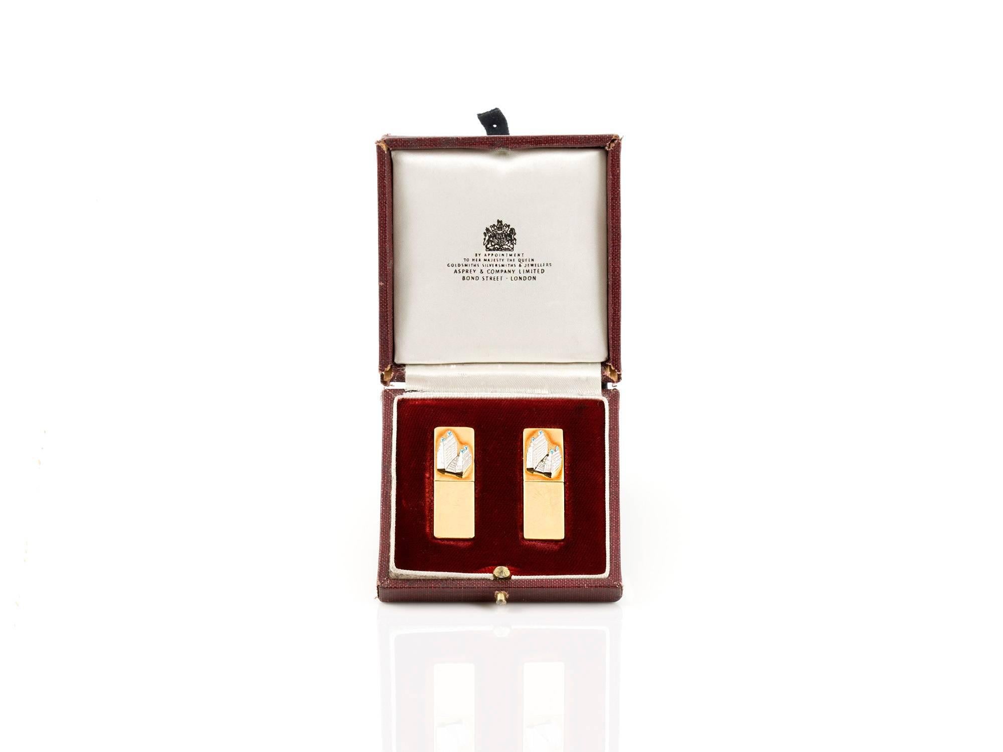 Boutons de manchette signés Asprey, finement travaillés en or jaune 18 carats et en platine. 