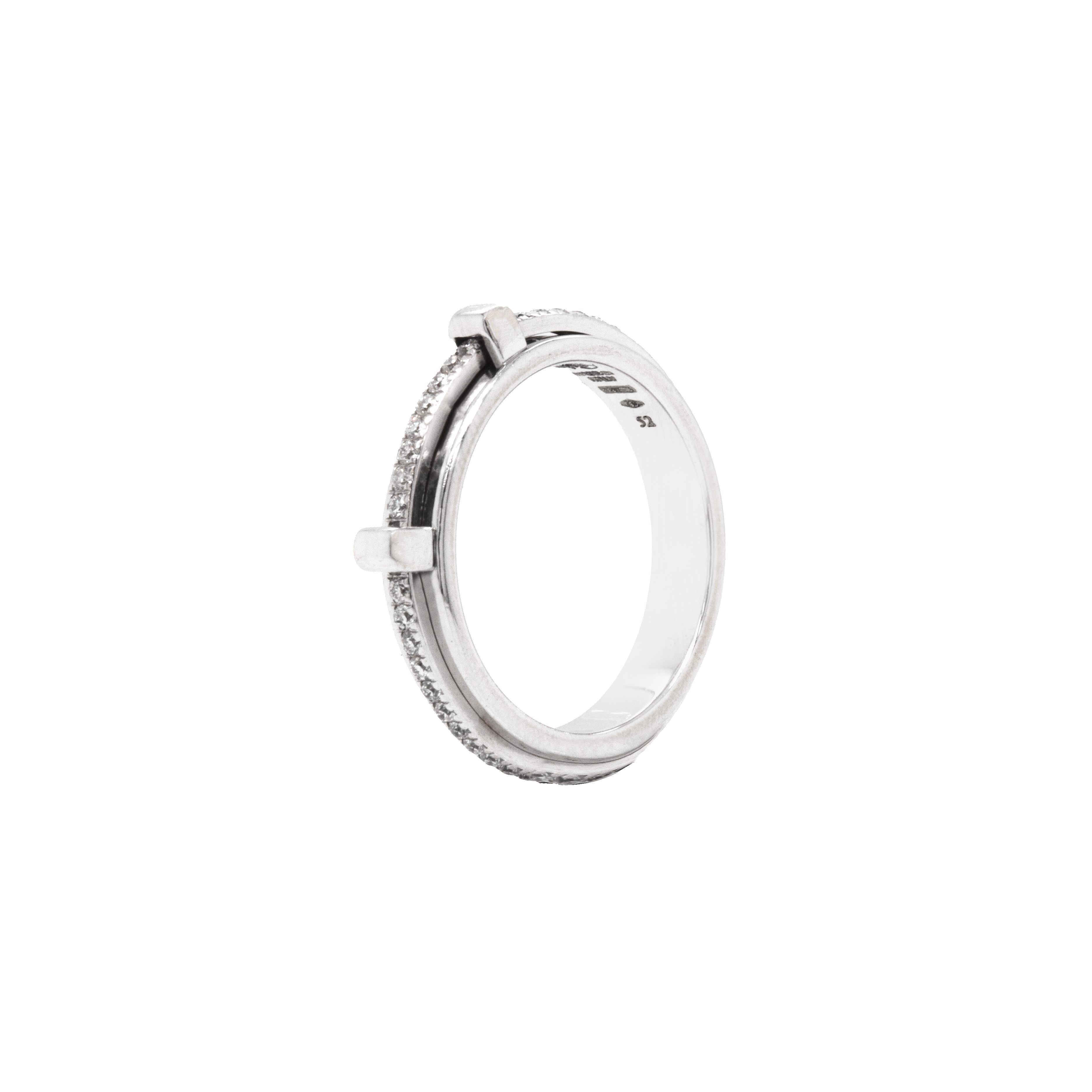 Complementa tu colección de joyas con este impresionante anillo de banda giratoria de Asprey, exquisitamente elaborado en oro blanco de 18 quilates.

La pieza está perfectamente diseñada con una banda lisa pulida de 3,9 mm de ancho, adornada con una