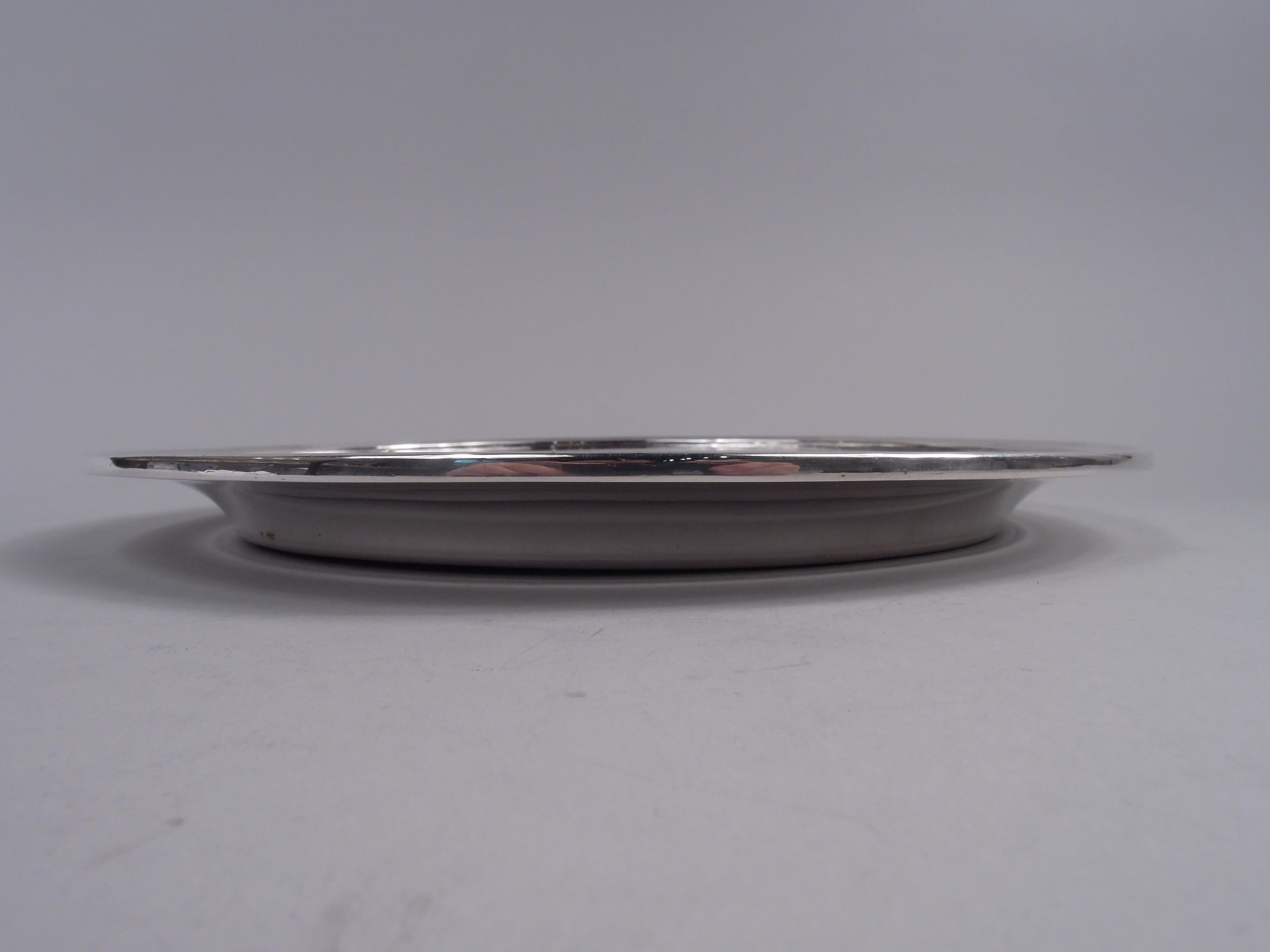 Plateau anglais moderne en argent sterling, 2001. Rond avec un puits profond et un bord moulé. Intelligent avec un bon poids. Entièrement marqué, y compris le cachet du fabricant pour la brève fusion au début du siècle d'Asprey et Garrard et le