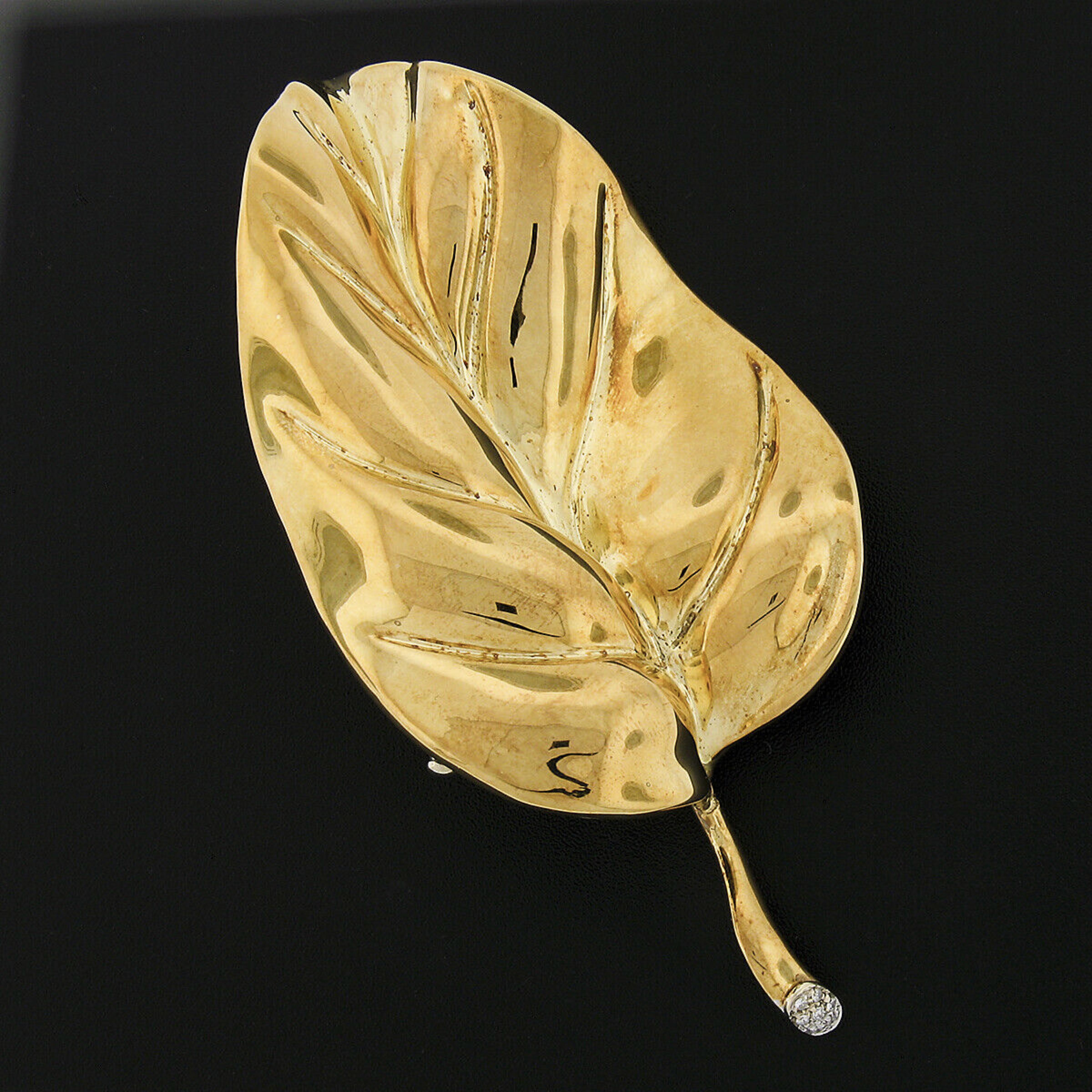 Here we have a very unique and well made large leaf pin/brooch crafted in solid 18k yellow gold and features an incredibly realistic, three-dimensional leaf design with amazing detail and high-polished finishing throughout. Its stem is adorned with