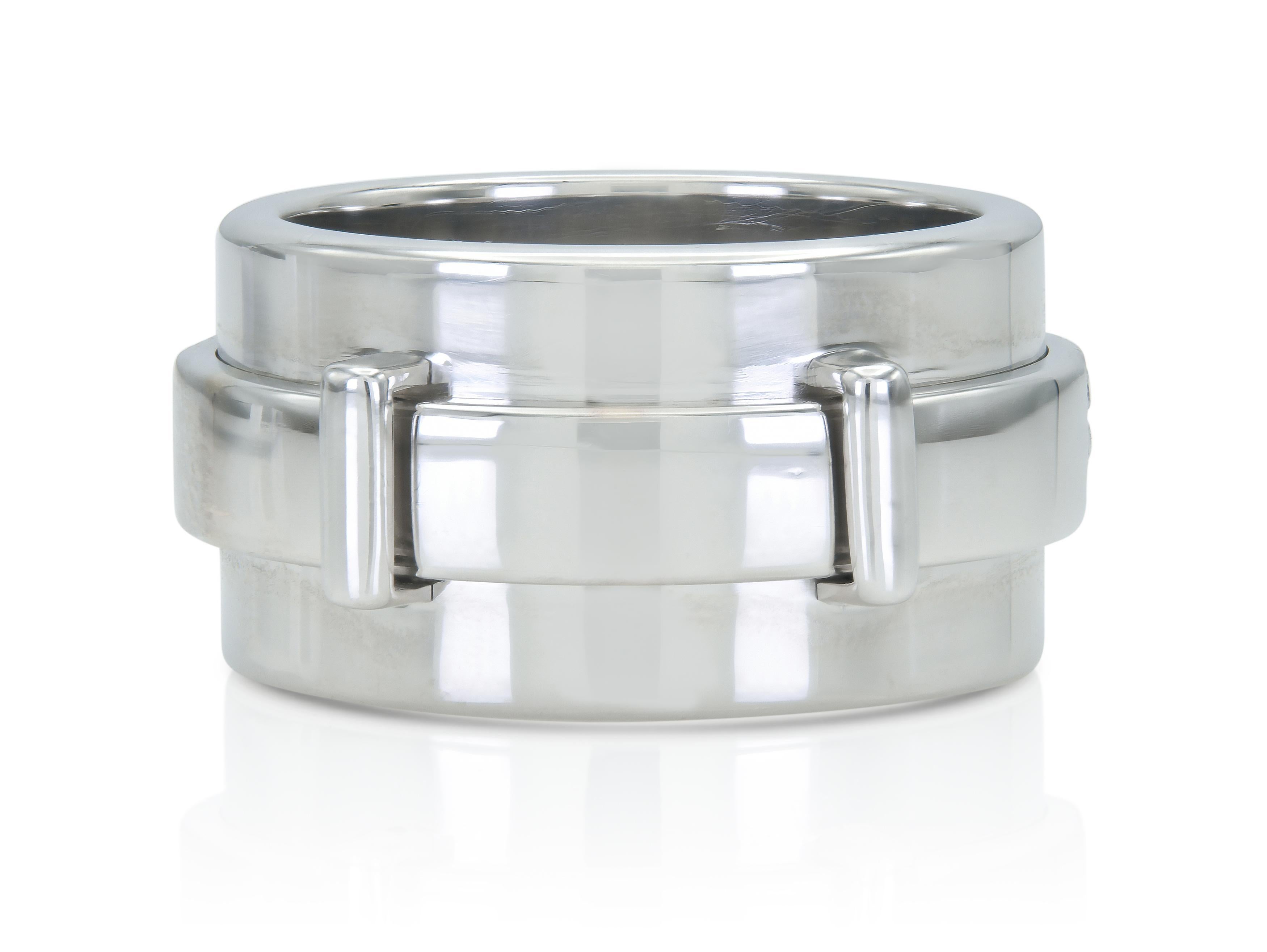 Finamente elaborada en oro blanco de 18 quilates con diamantes redondos talla brillante.
Firmado por Asprey
Fabricado en Italia
Talla 55 (US 7)
12 mm de grosor