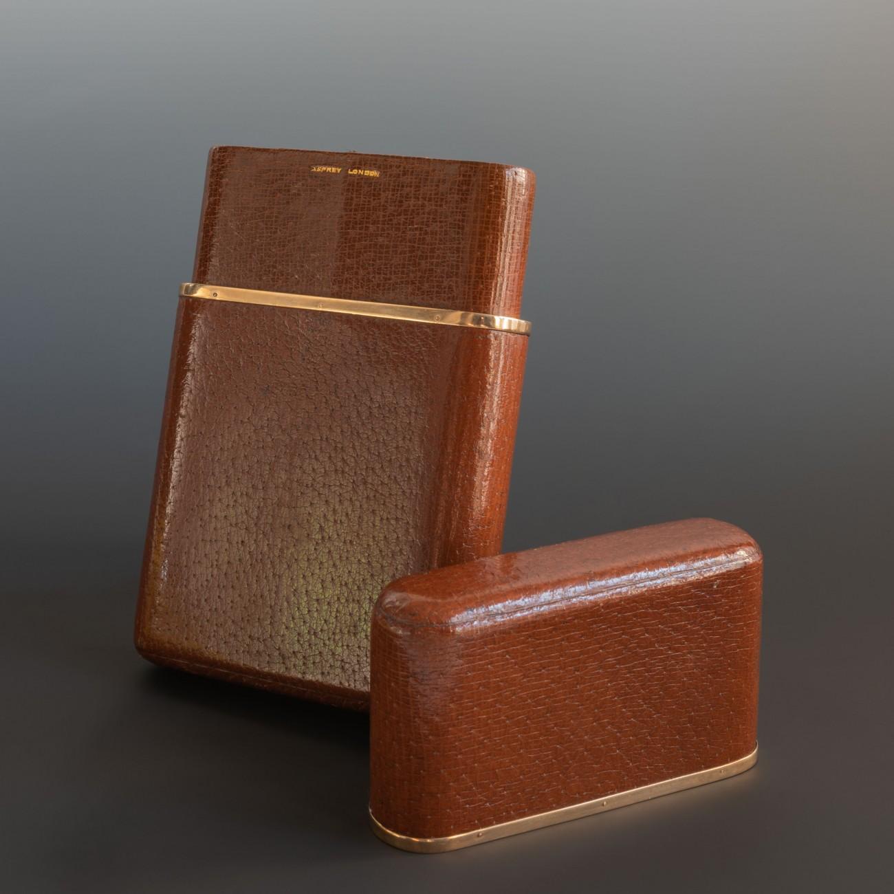 Nice quality pig skin case divided inside to take up to four cigars. Marked Asprey on the leather and their makers mark on the 9-carat gold band together with hallmarks for London, circa 1930.

Dimensions: 15.75 cm/6¼ inches (length) x 10 cm/4