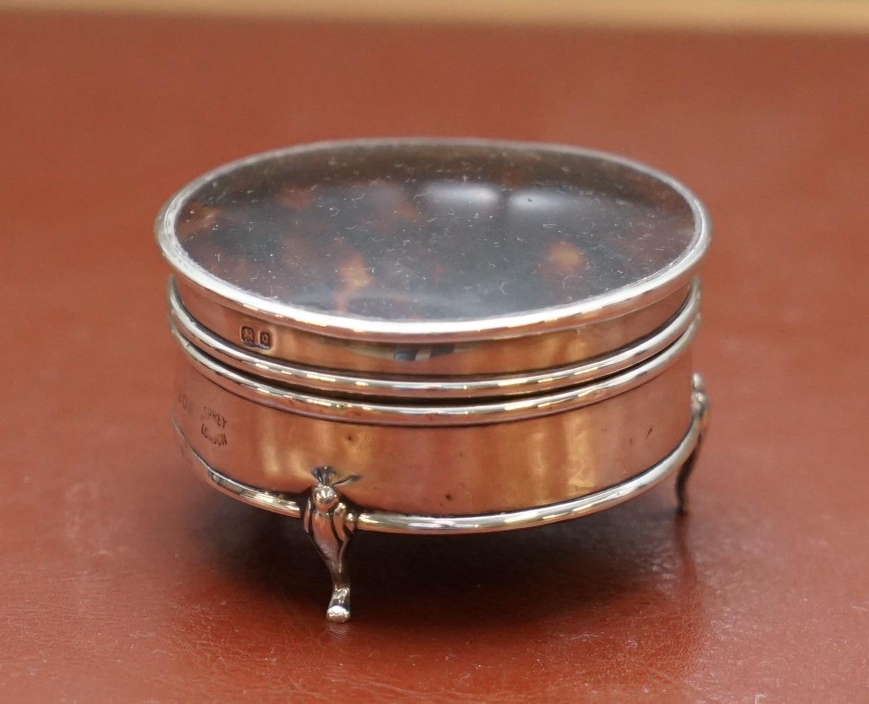We are delighted to offer for sale this stunning original Asprey London solid sterling silver Jewelry trinket pot or box with faux tortoise shell top

A fantastic looking elegant and well-made, jewelry pot, fully hallmarked to the lid and base and