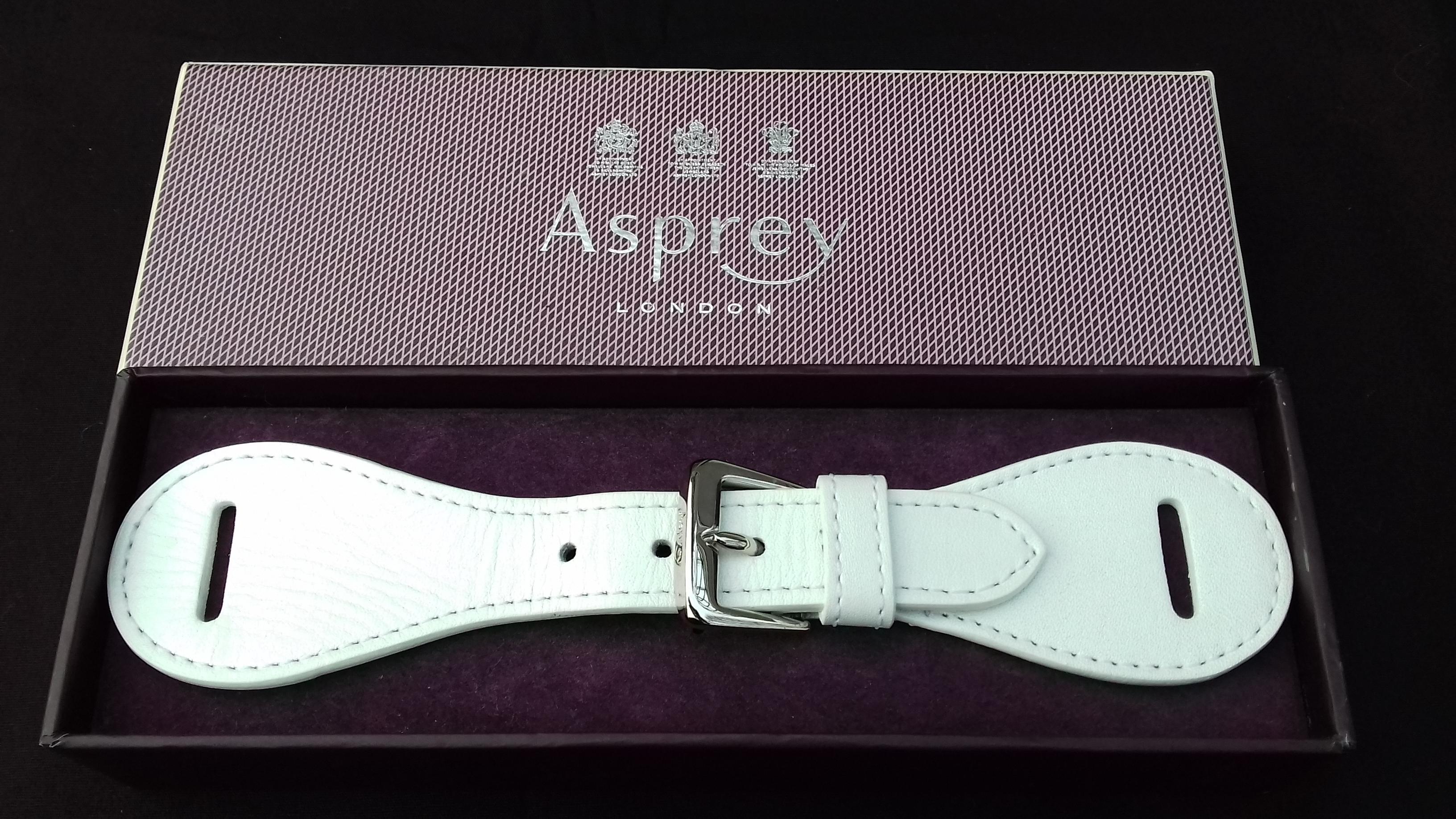 Beautiful and so practical Authentic Asprey Belt Buckle

Made in France

Made of smooth white Leather and silver-tone Hardware

Perfect color for Spring Summer

