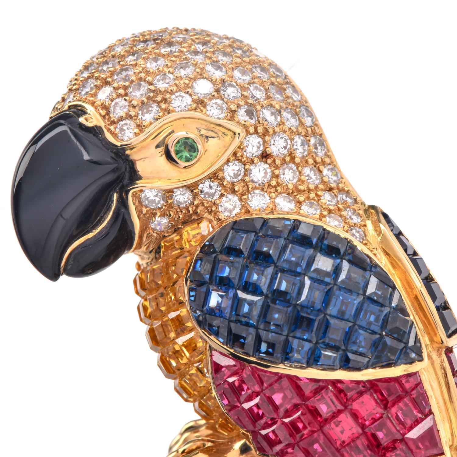 Diese luxuriöse Diamant-Papagei-Brosche von Asprey London ist aus 18 Karat Gelbgold gefertigt. 

Die Brosche ist mit ca. 4,00 Karat runden Diamanten im Brillantschliff (Farbe G-H, Reinheit VS) und ca. 12,10 Karat geheimnisvollen natürlichen