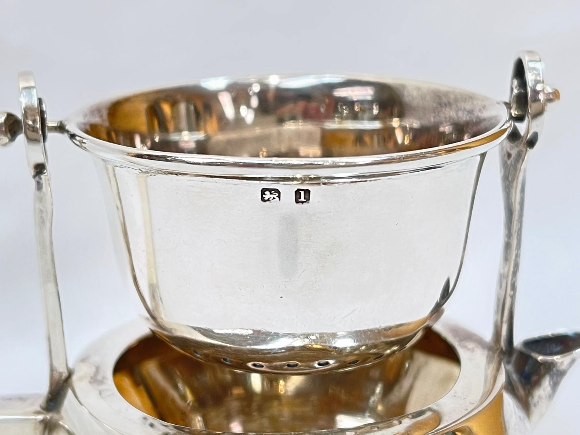 Asprey London Edwardian Sterling Silver Swivel Tea Strainer with Handle, England In Excellent Condition In Montreal, QC