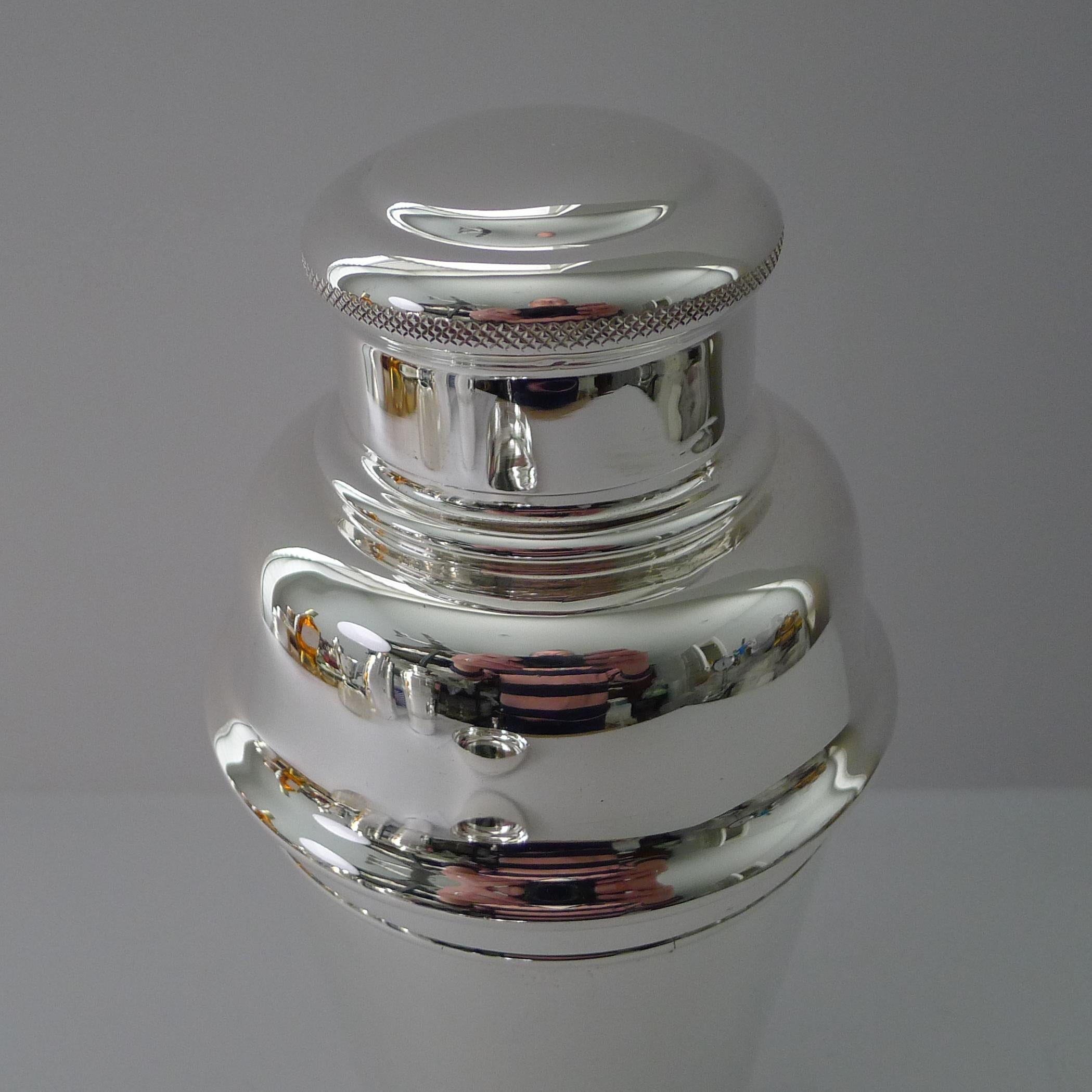 Uno shaker da cocktail in argento placcato, bello e di grande effetto, realizzato dalla creme de la creme degli argentieri/rivenditori: Asprey London.  Il lato inferiore è interamente contrassegnato da Asprey & Co. / Asprey London / Made In