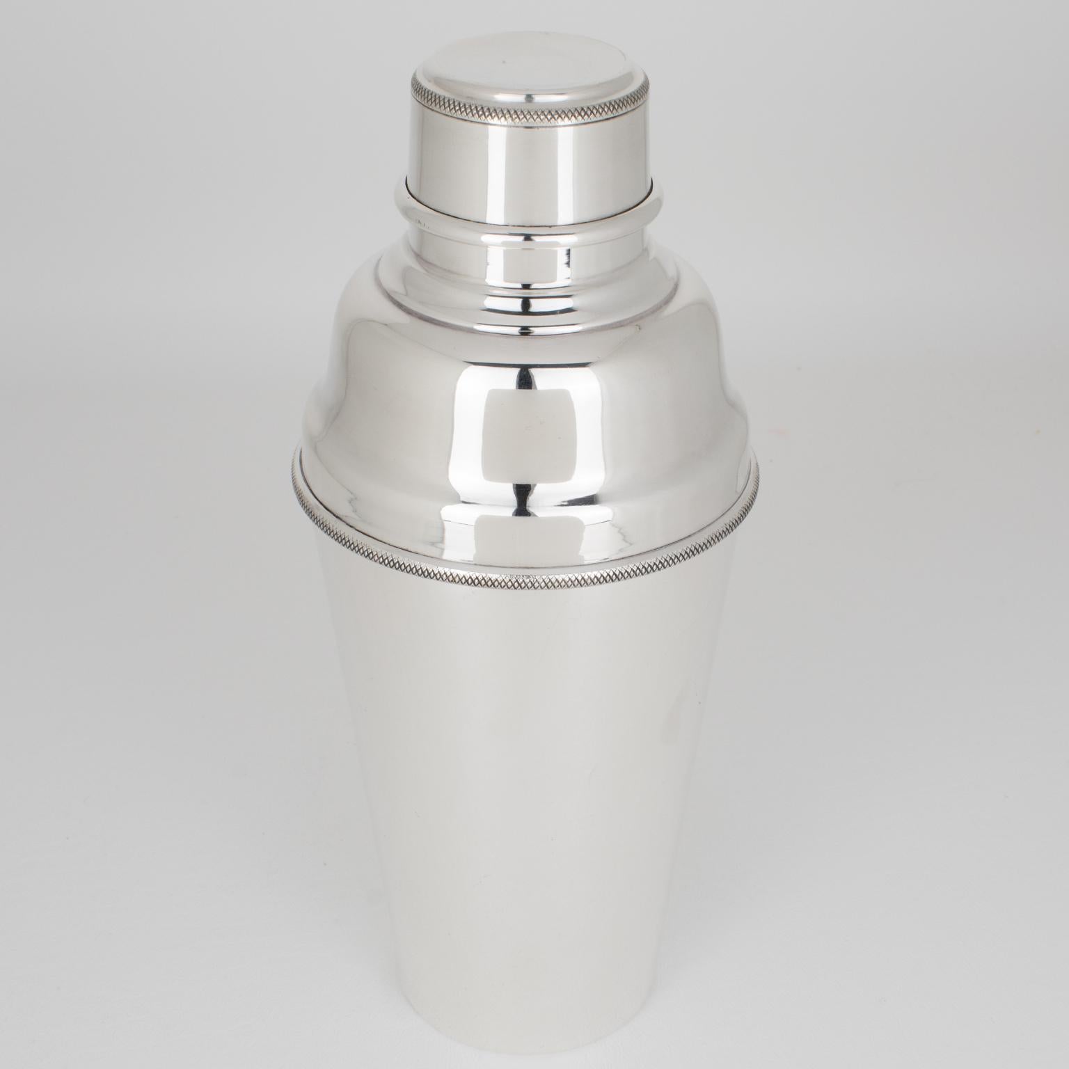 L'orf�èvre Asprey, de Londres, a conçu ce superbe shaker à cocktail ou à Martini en métal argenté de style Art déco. Cette pièce cylindrique a été fabriquée de manière experte en Angleterre vers 1920. Ce shaker en trois parties est doté d'un bouchon