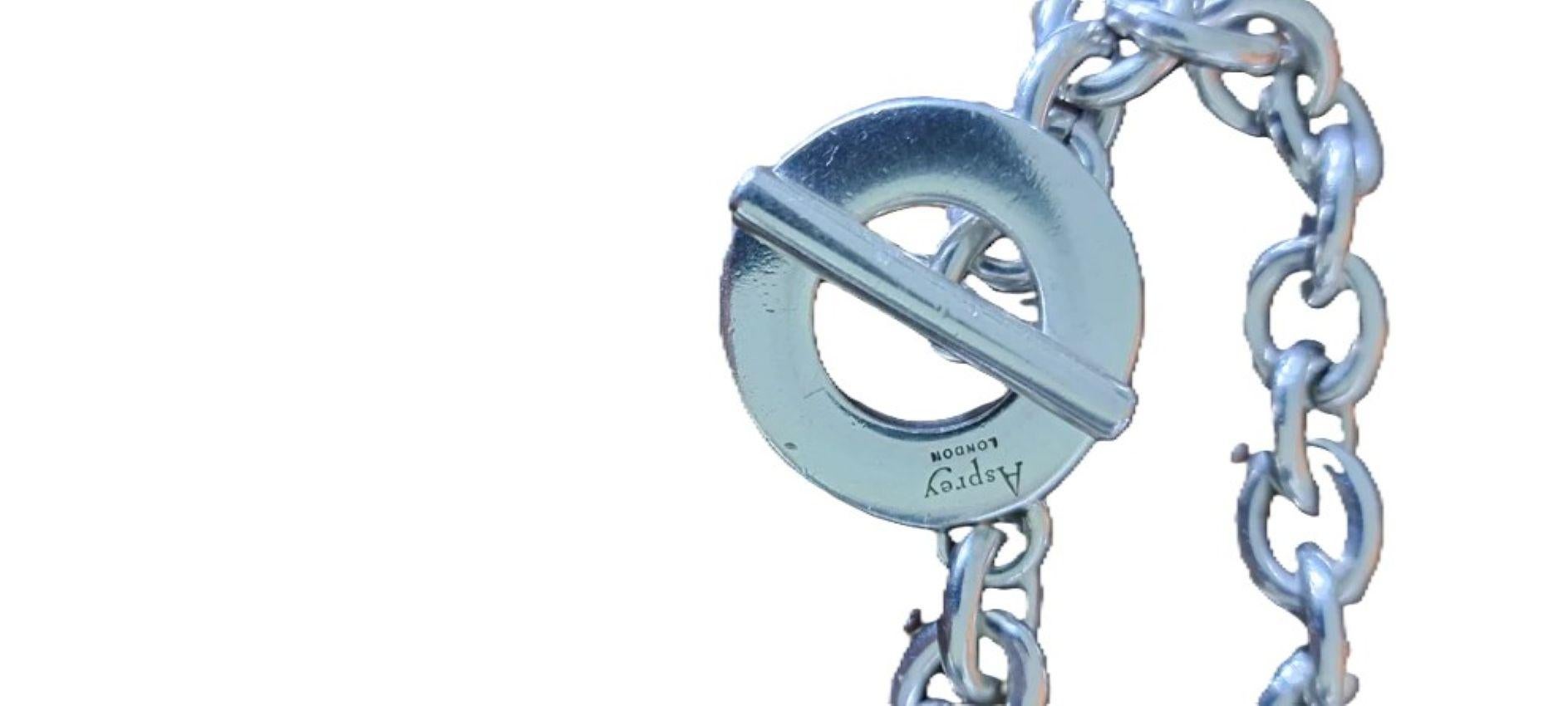 Una pulsera pequeña de Asprey London estilo leontina de reloj grabada en el cierre basculante 