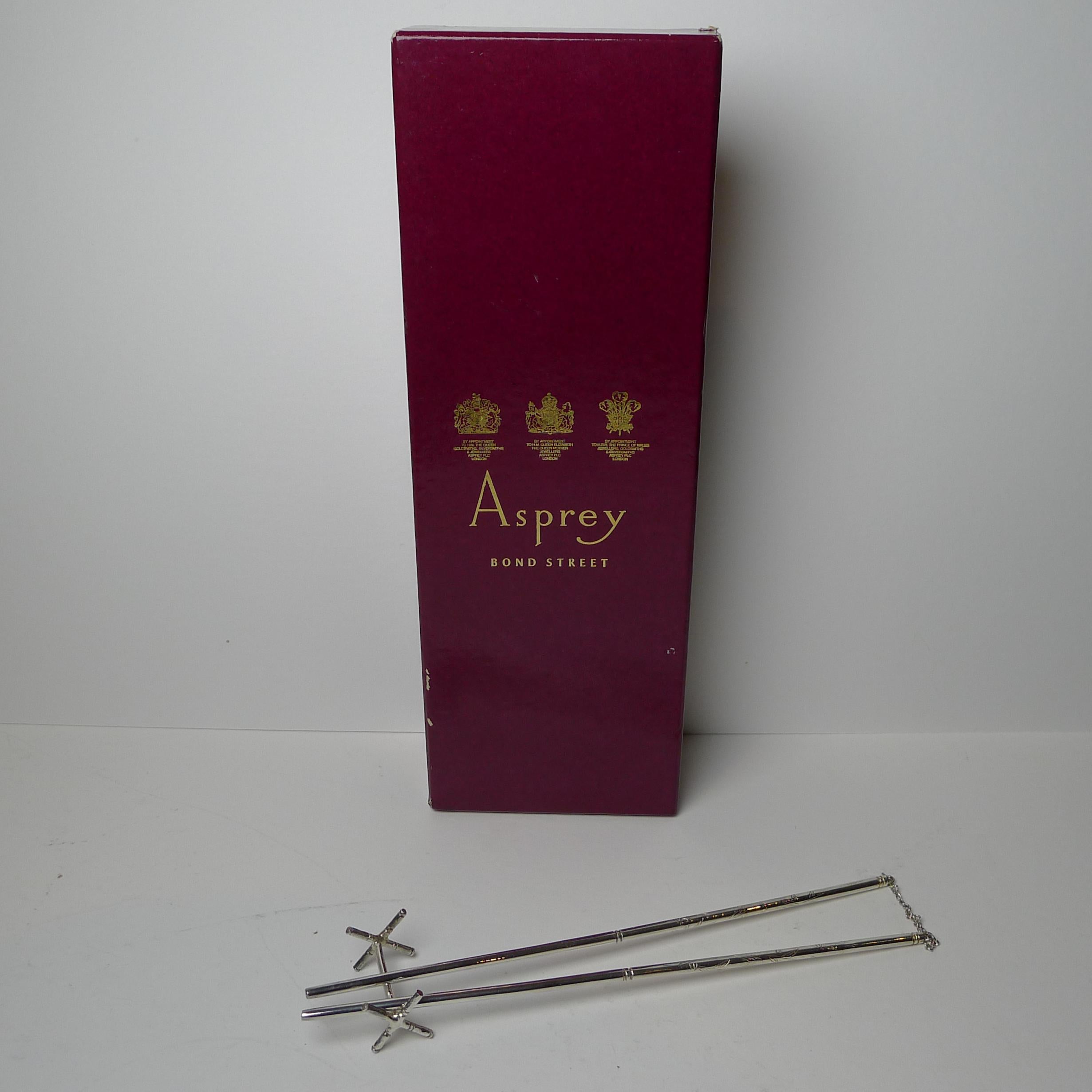 Asprey, London - Vintage Sterling Silver Chopsticks & Stand - 1989 For Sale 4