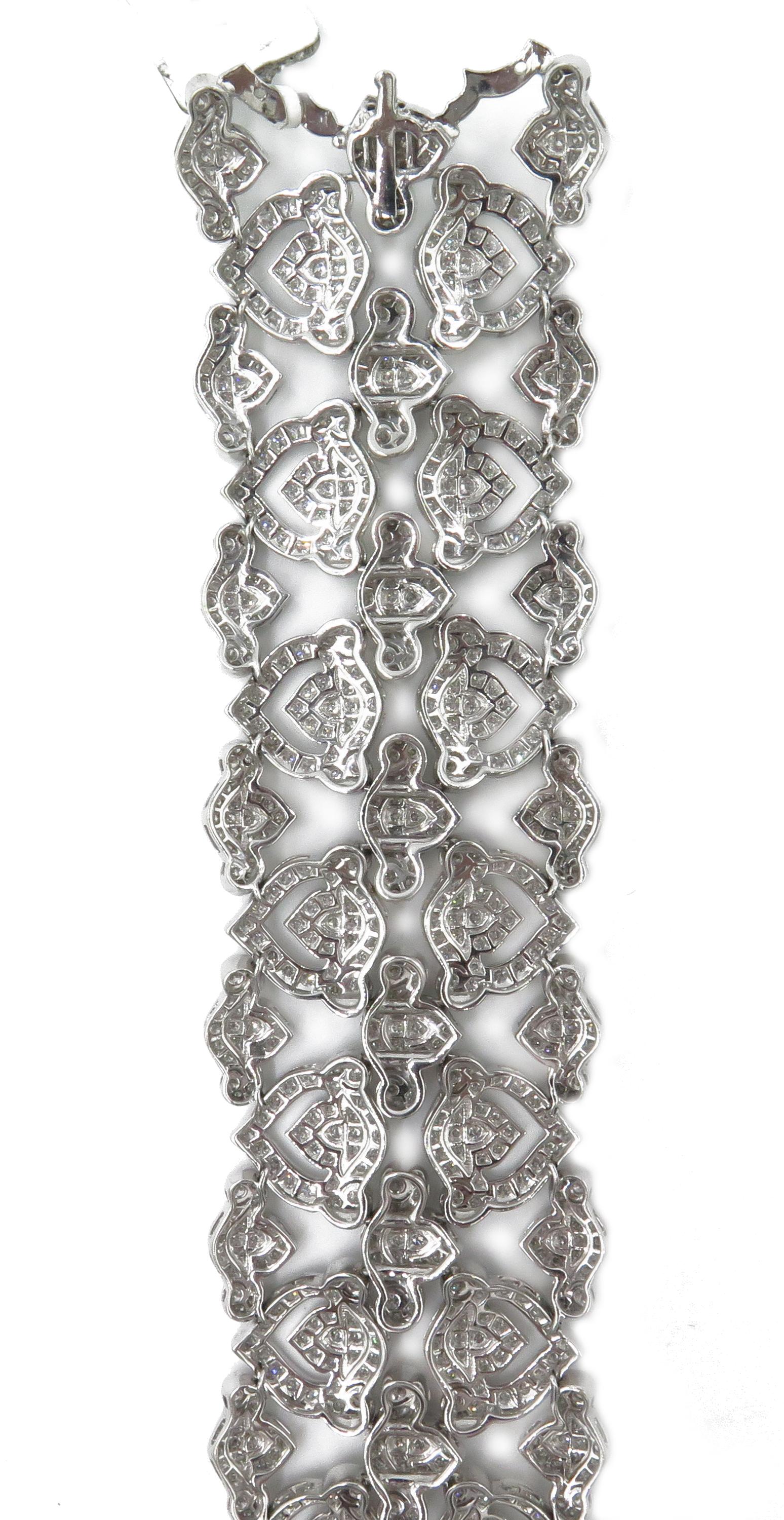 Breites durchbrochenes Armband von Asprey of London aus 18 Karat Weißgold mit Diamanten im Angebot 1