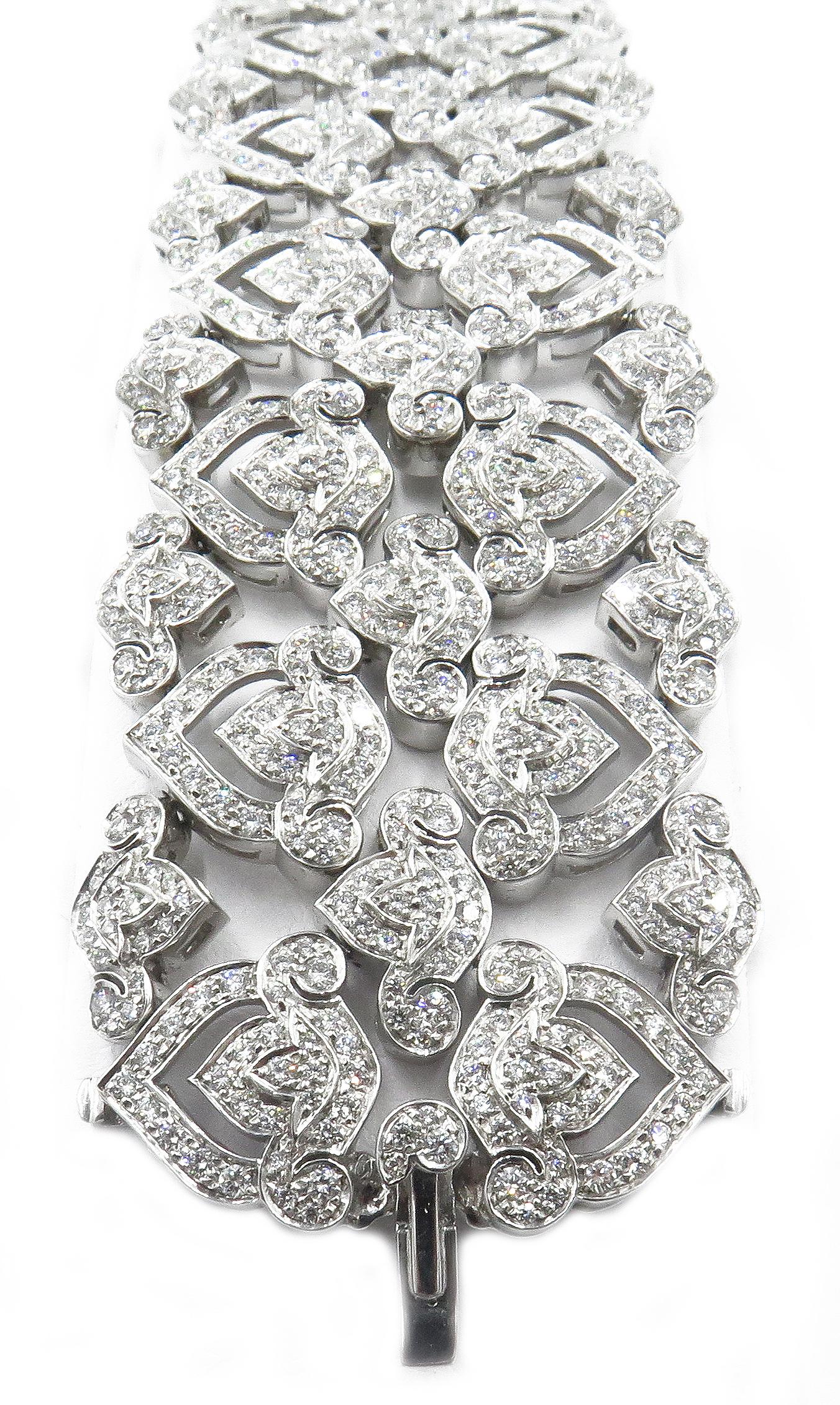Breites durchbrochenes Armband von Asprey of London aus 18 Karat Weißgold mit Diamanten im Angebot 3